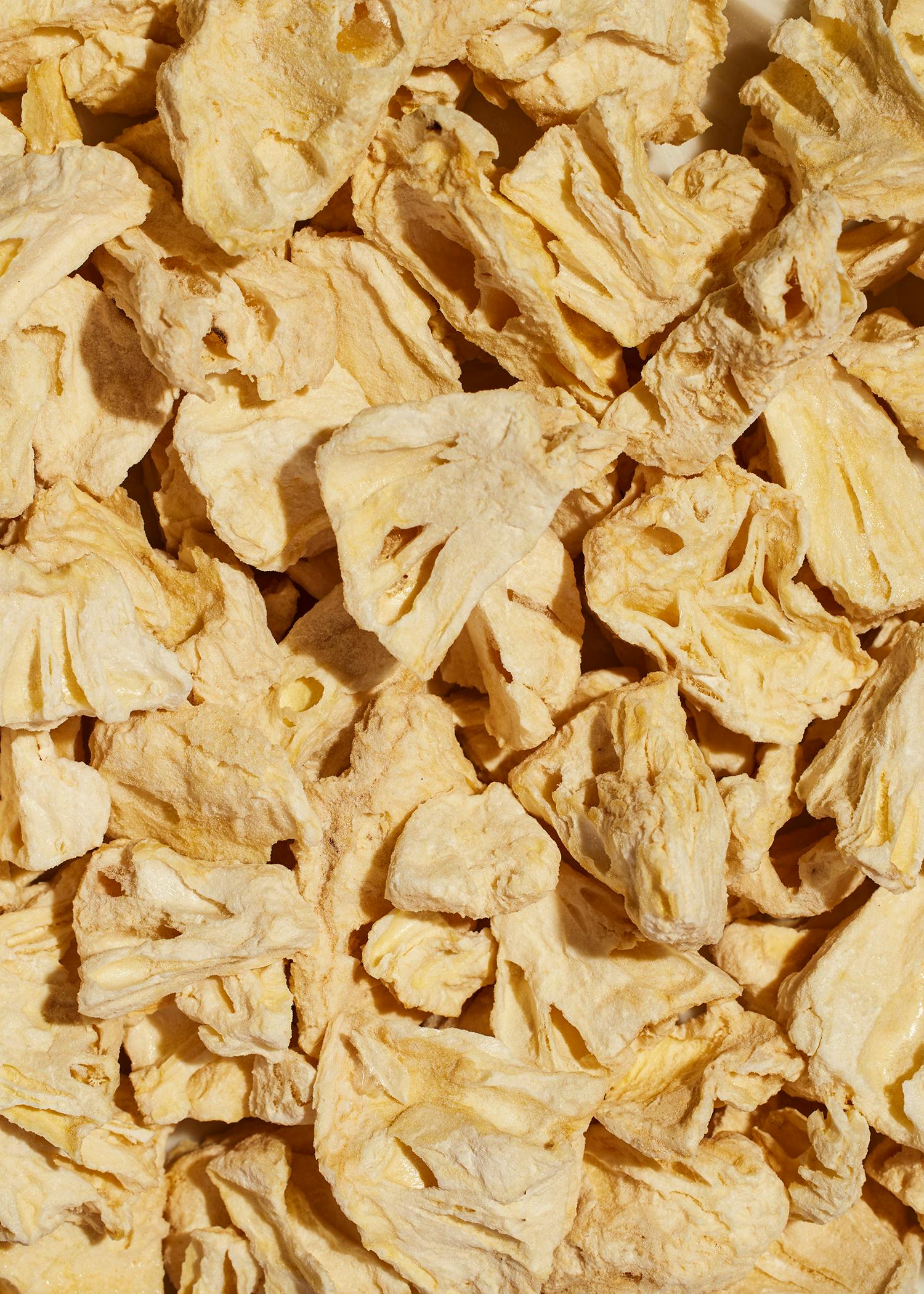 eine Nahaufnahme eines Haufens getrockneten Blumenkohls