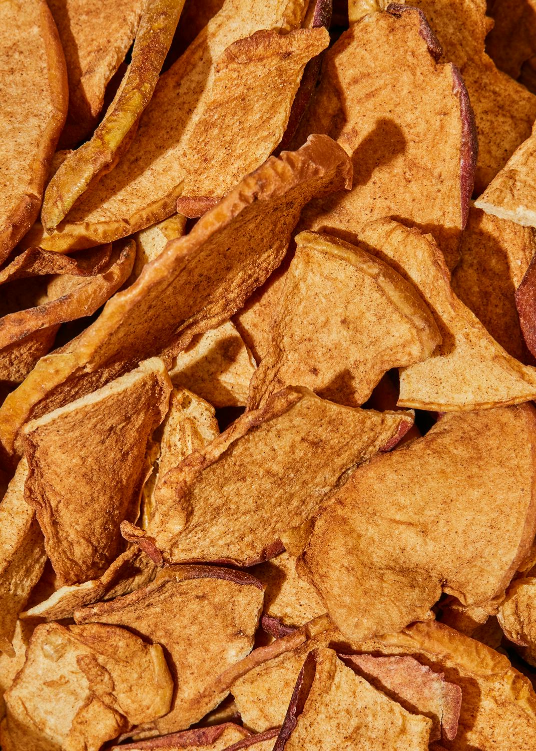 eine Nahaufnahme eines Haufens Apfelchips