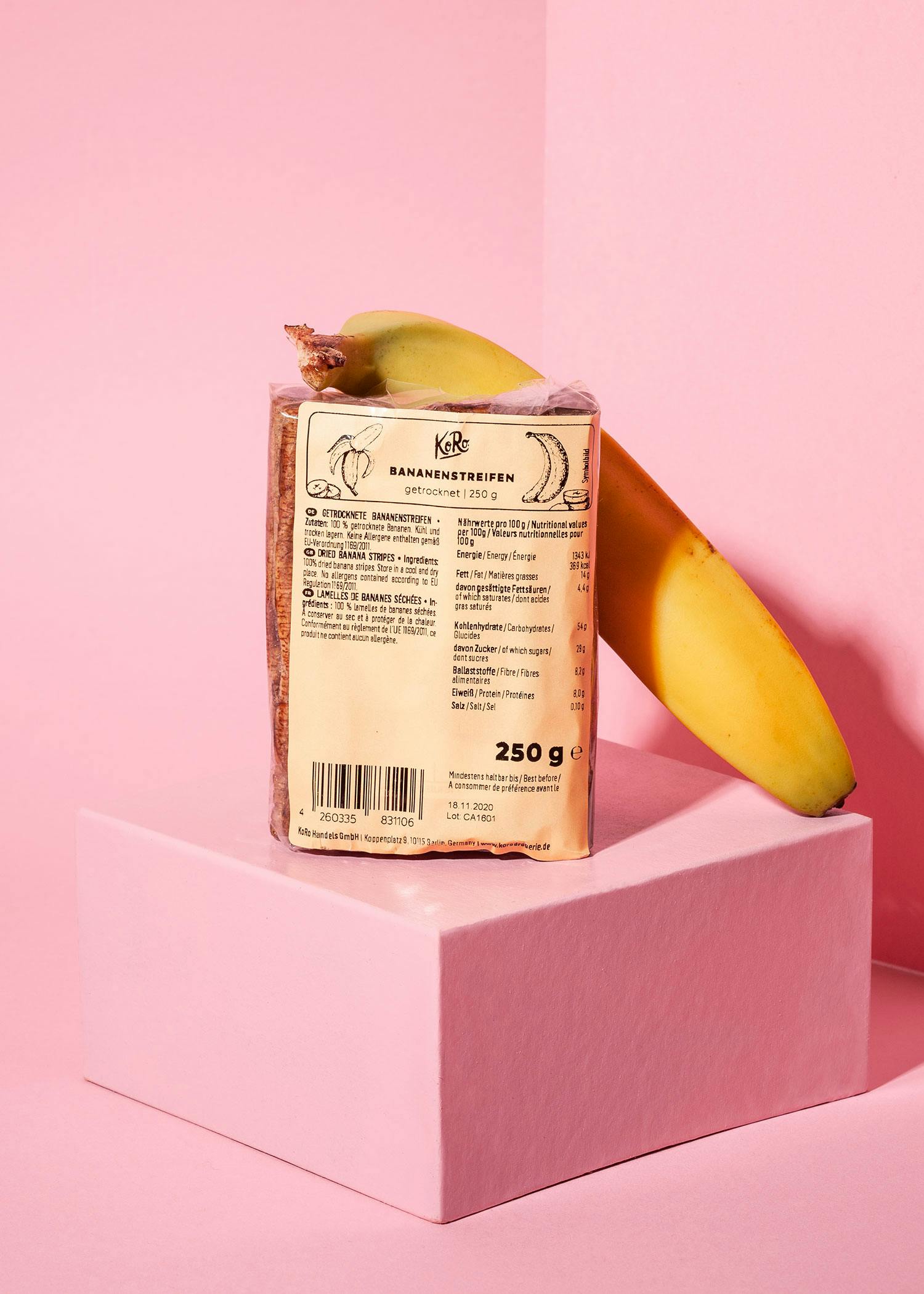 eine Banane steht neben einem Stück Bananenbrot