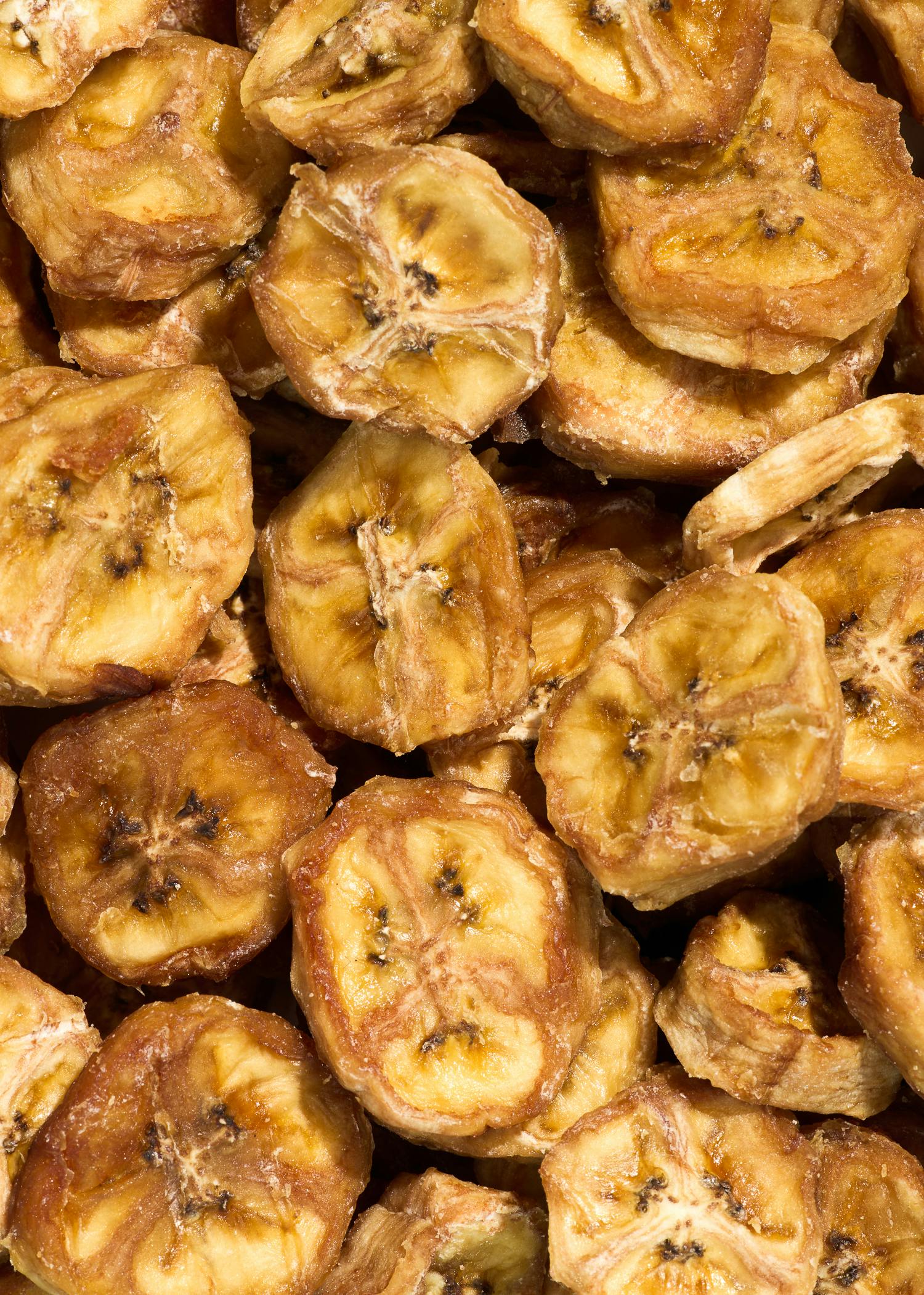ein Haufen getrockneter Bananenscheiben liegt auf einem Tisch