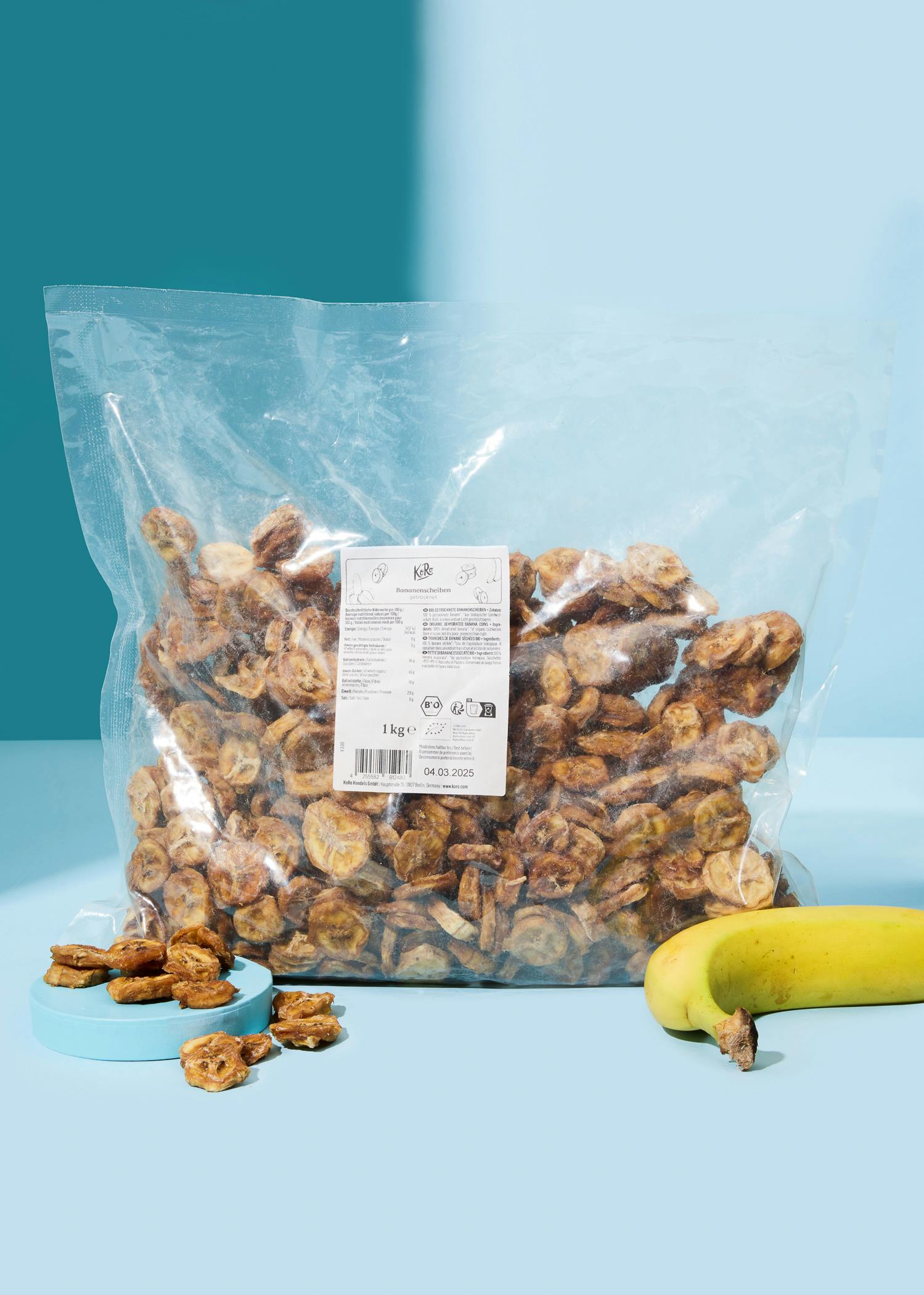 eine Tüte Bananenchips steht neben einem Bananenstück