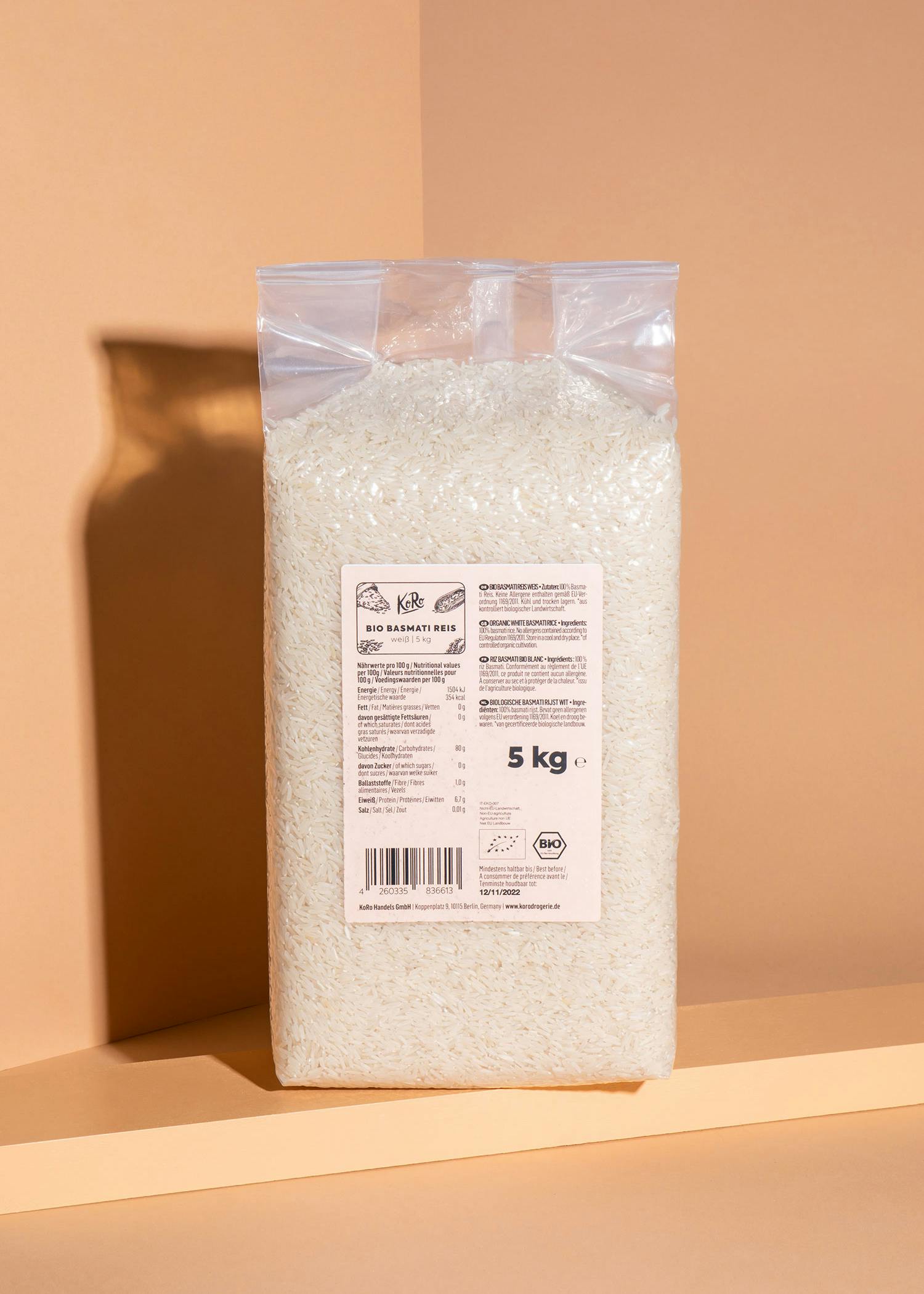 eine Plastiktüte mit weißem Reis und der Aufschrift 5 kg