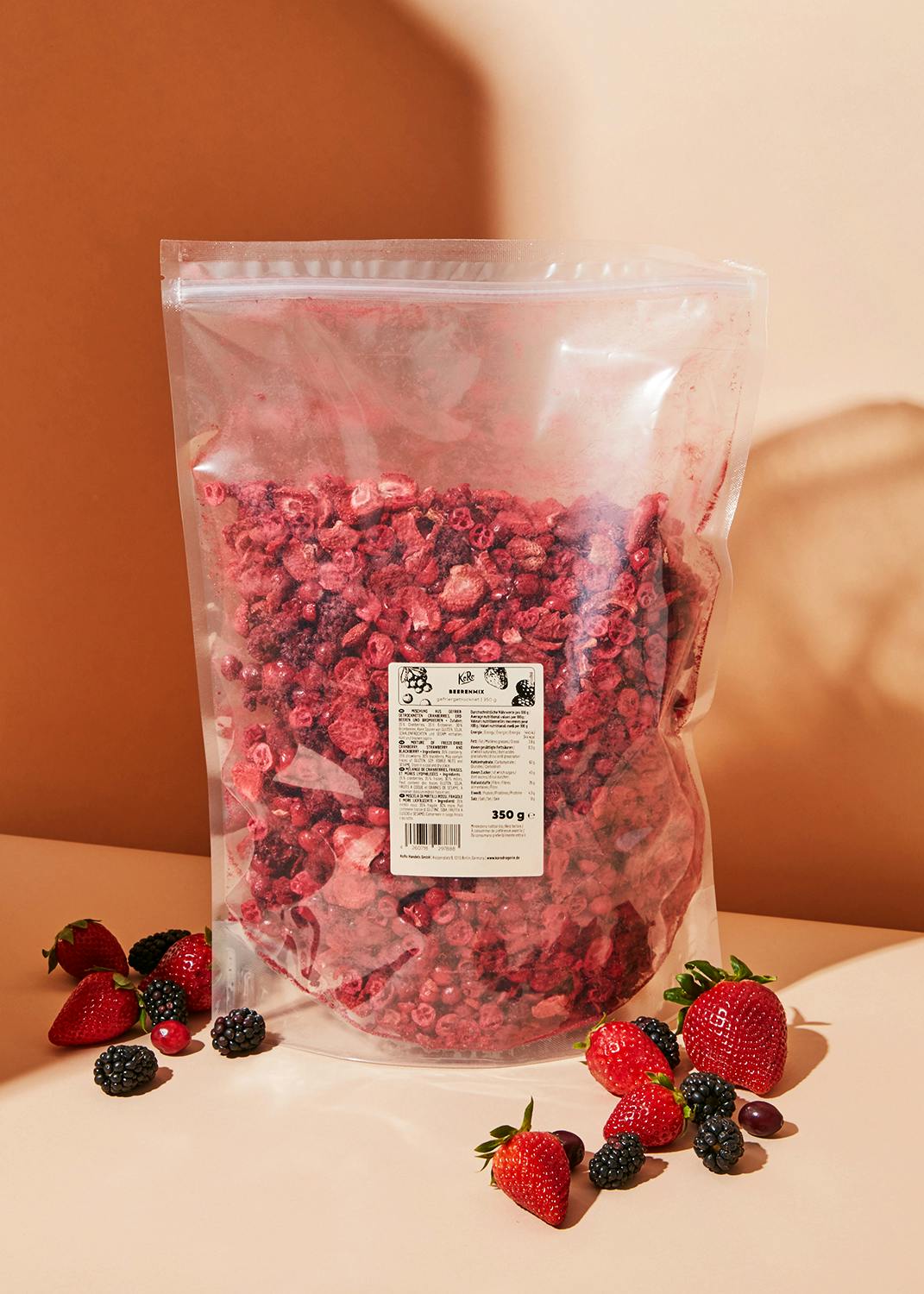 ein großer Plastiksack mit getrockneten Beeren steht auf einem Tisch