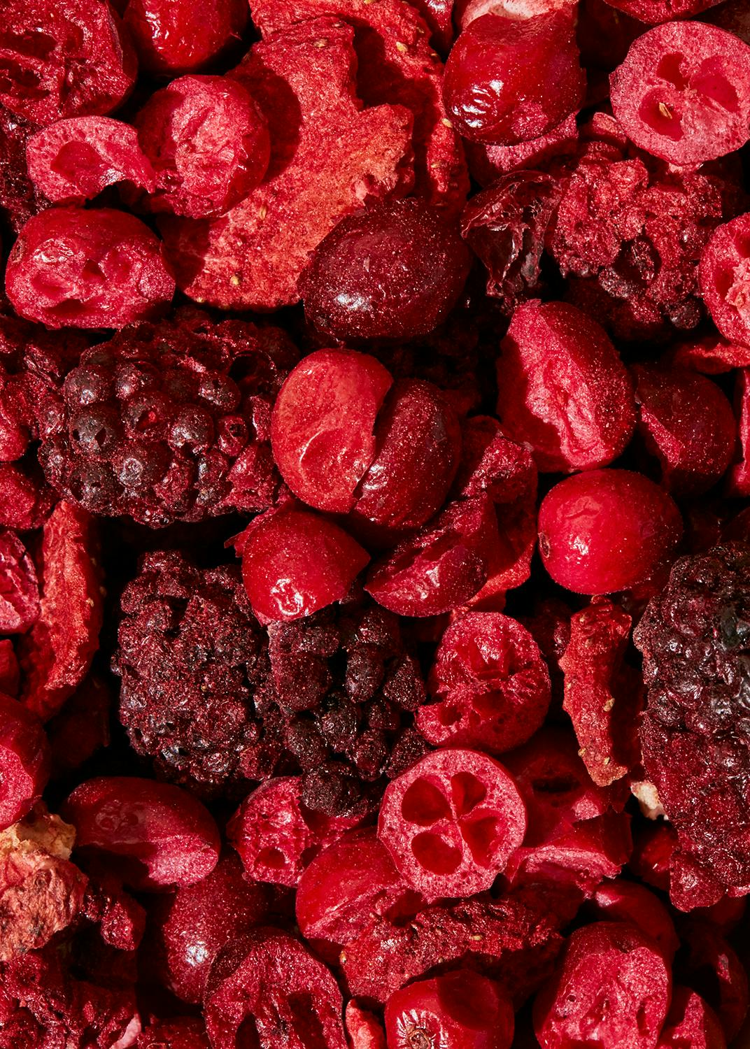 eine Nahaufnahme eines Haufens getrockneter Beeren