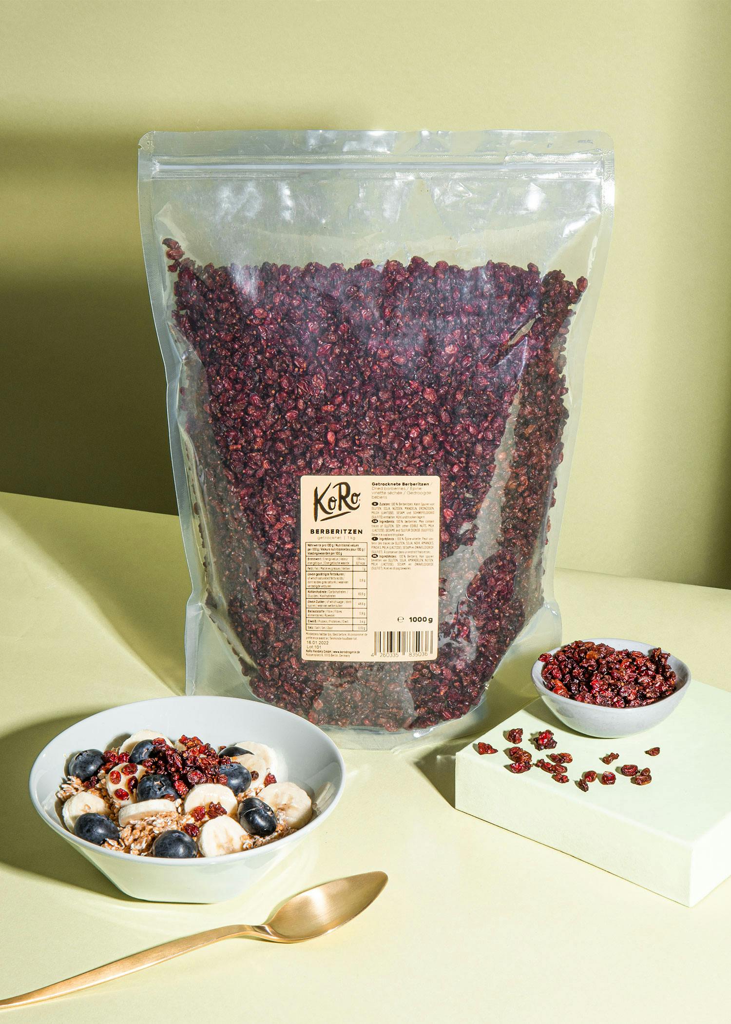 eine Schüssel Müsli mit Bananen und Blaubeeren neben einem großen Plastikbeutel