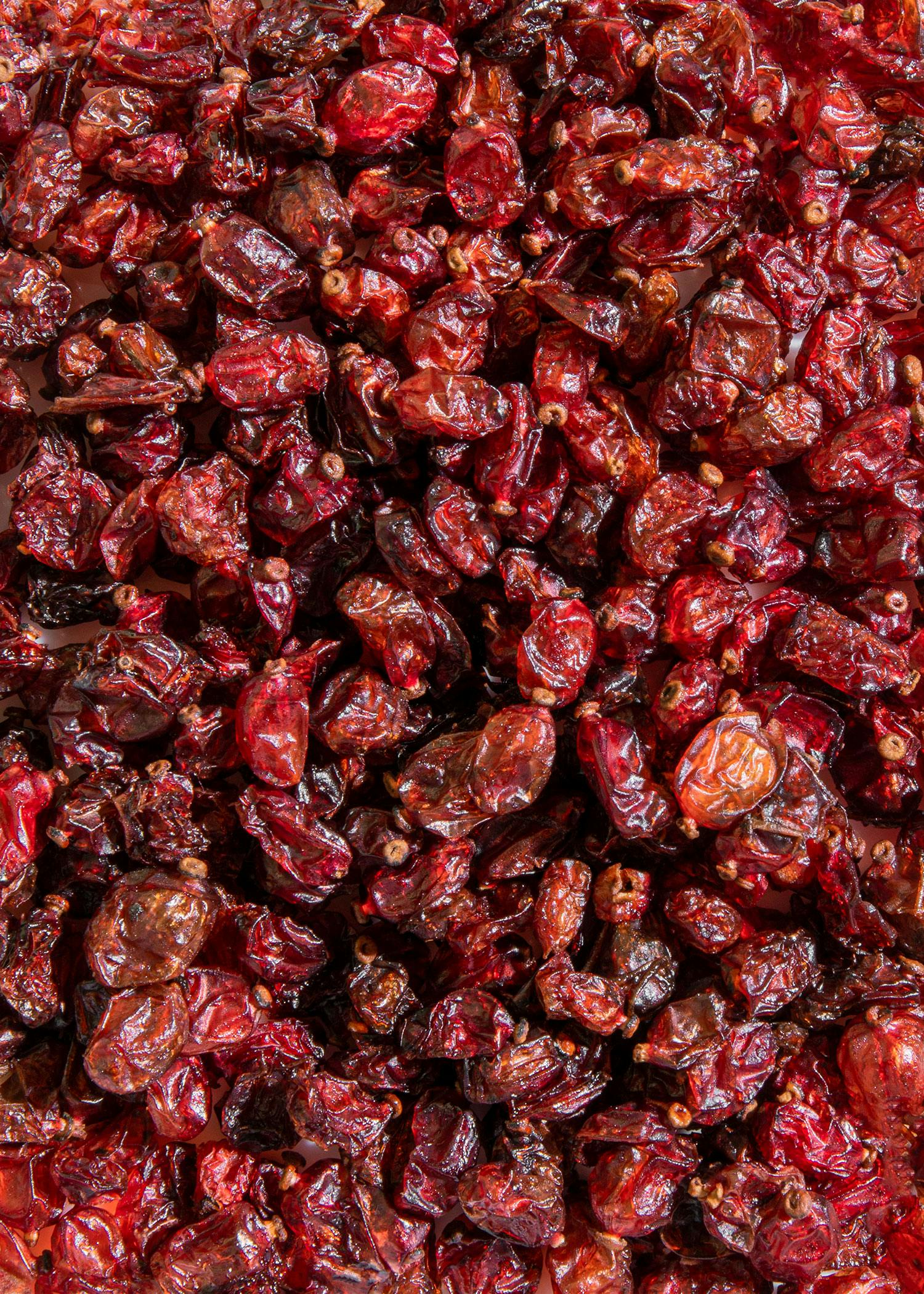 eine Nahaufnahme eines Haufens getrockneter Erdbeeren