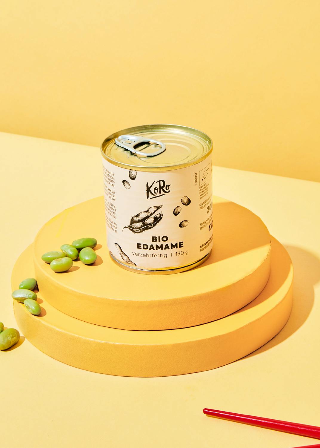 eine Dose bio edamame steht auf einem gelben Tisch
