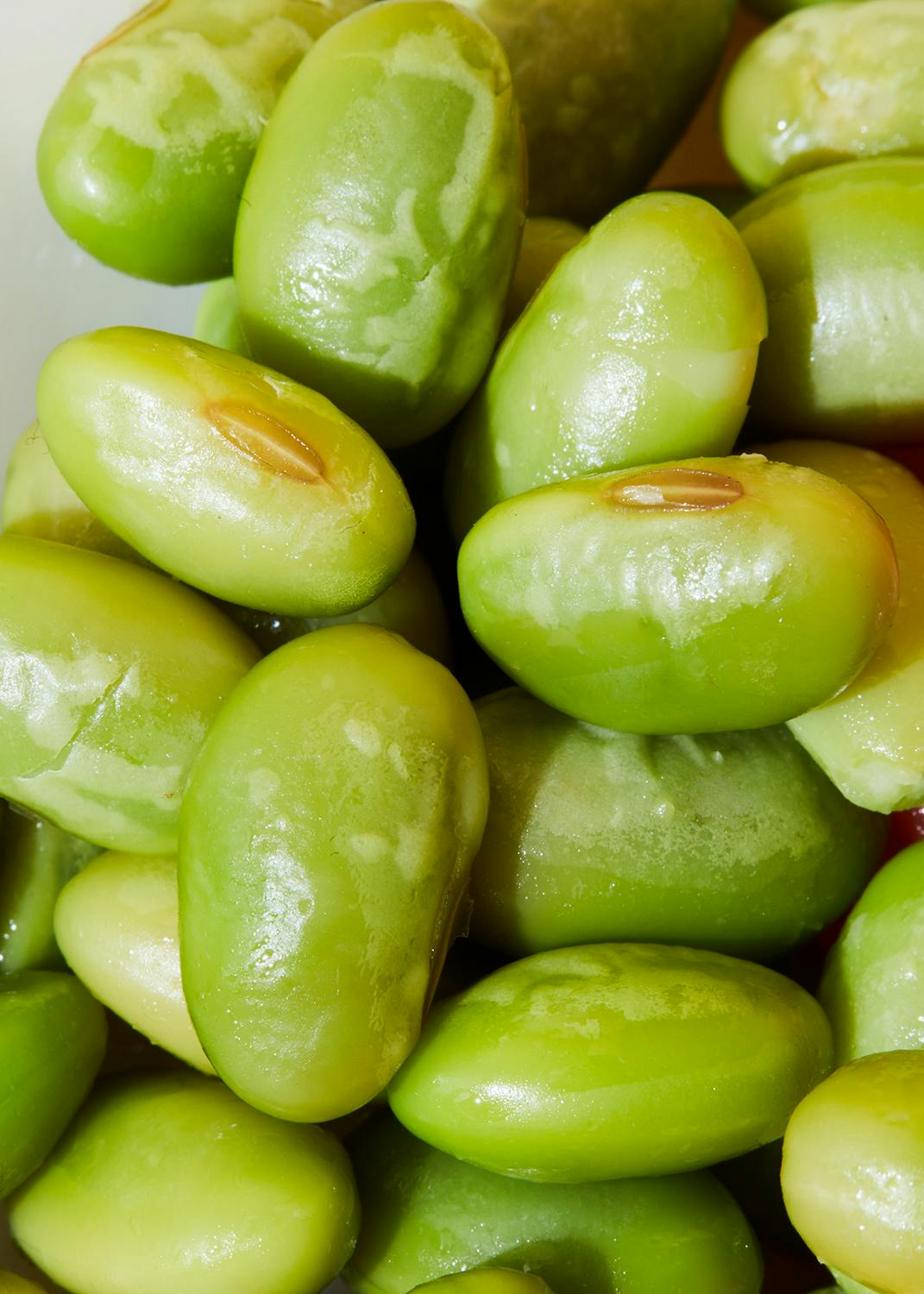 eine Nahaufnahme von einem Haufen grüner Bohnen