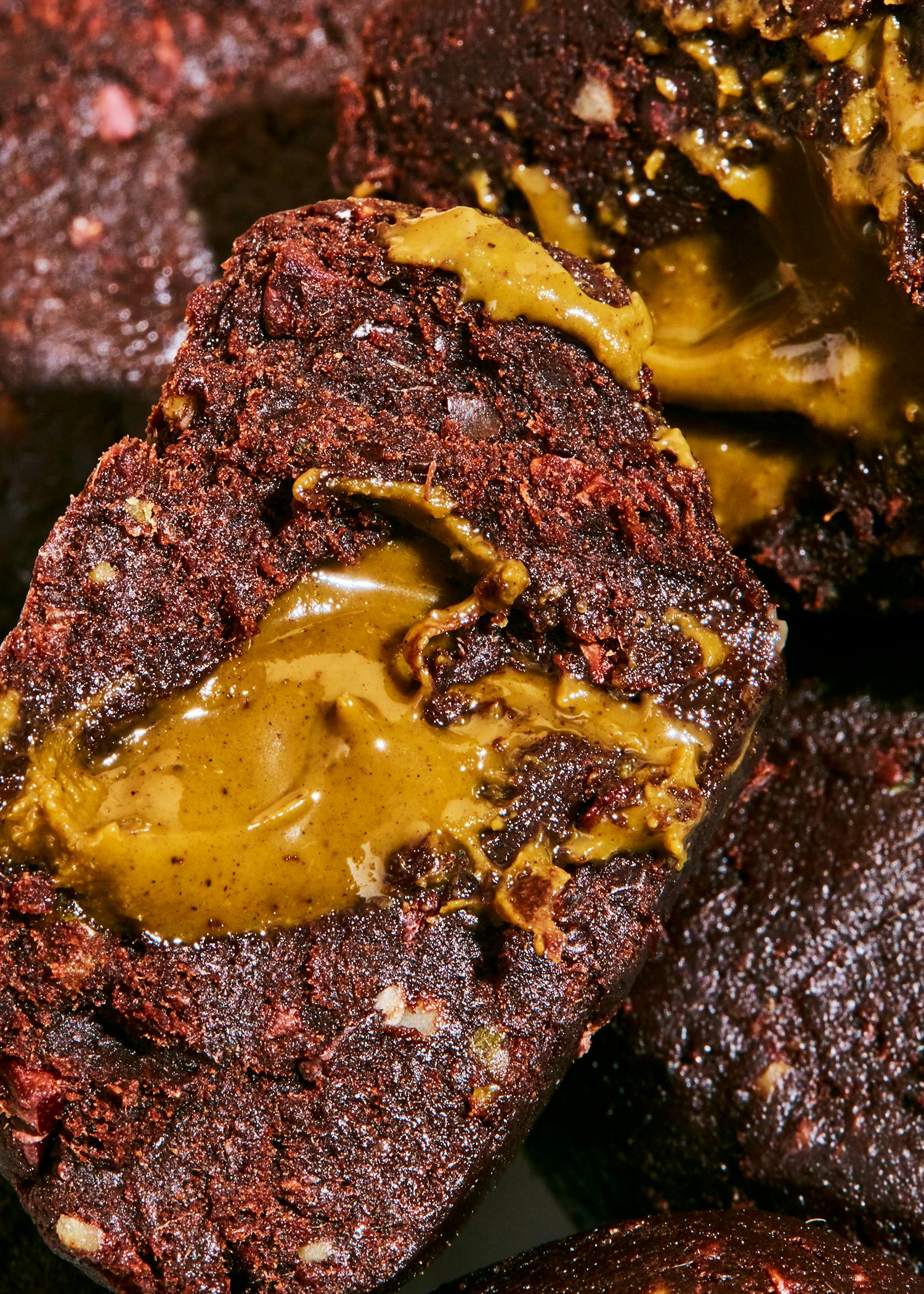 eine Nahaufnahme eines Schokoladenkuchens mit Erdnussbutter darauf