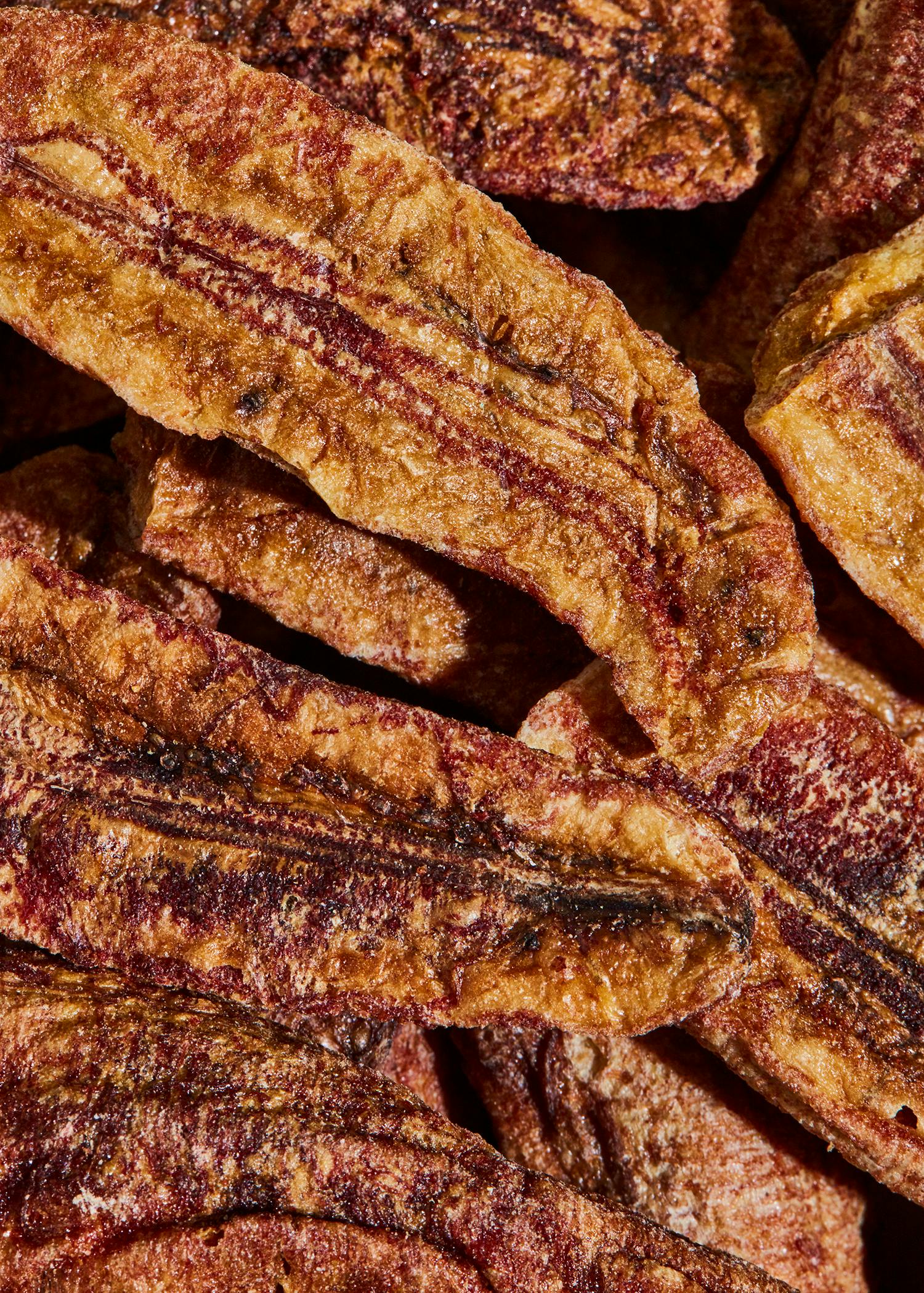 eine Nahaufnahme eines Haufens getrockneter Bananen