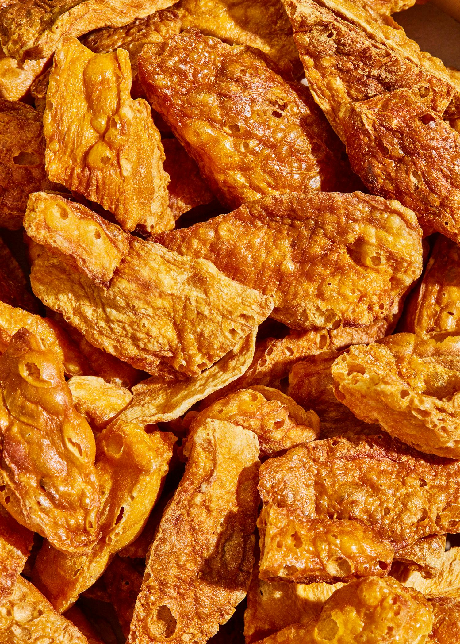 eine Nahaufnahme von einem Haufen Chips
