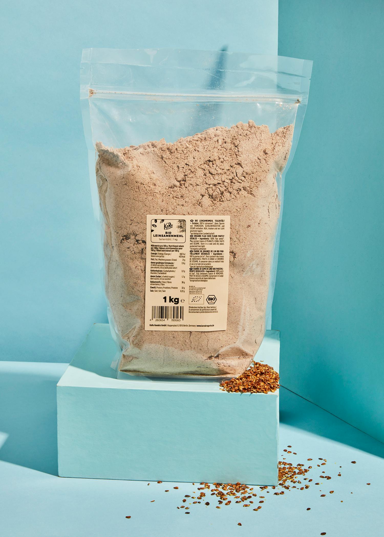 eine Plastiktüte mit einem Gewicht von 1 kg steht auf einem blauen Ständer