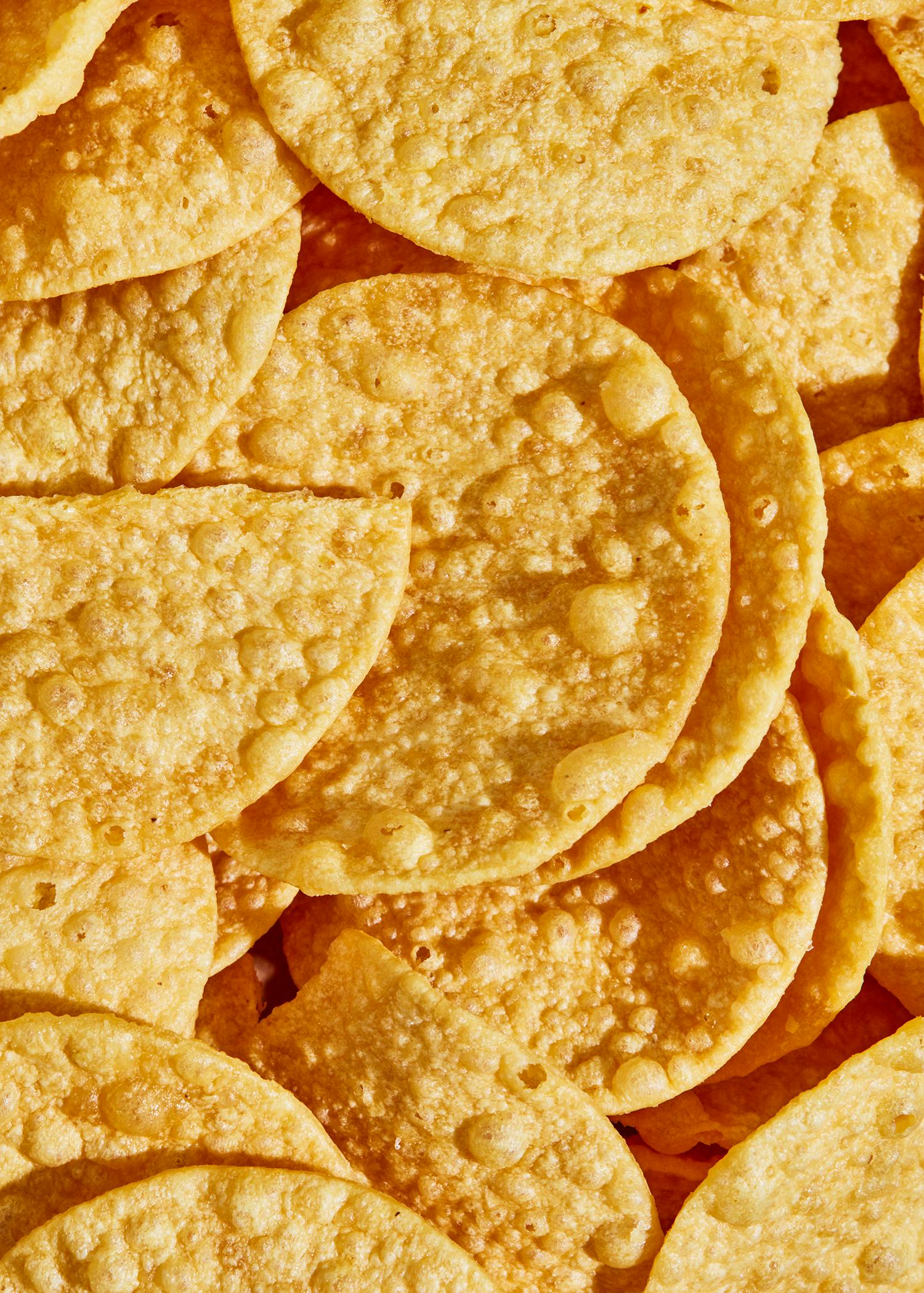 eine Nahaufnahme von einem Stapel Maischips