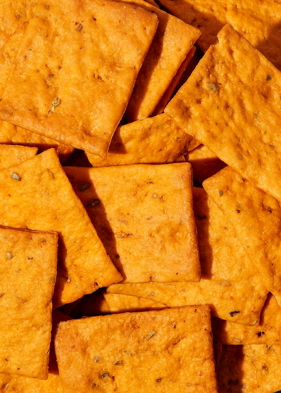 eine Nahaufnahme von einem Haufen Cracker