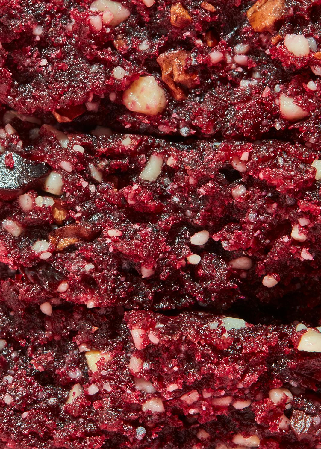eine Nahaufnahme eines roten Desserts mit Walnüssen