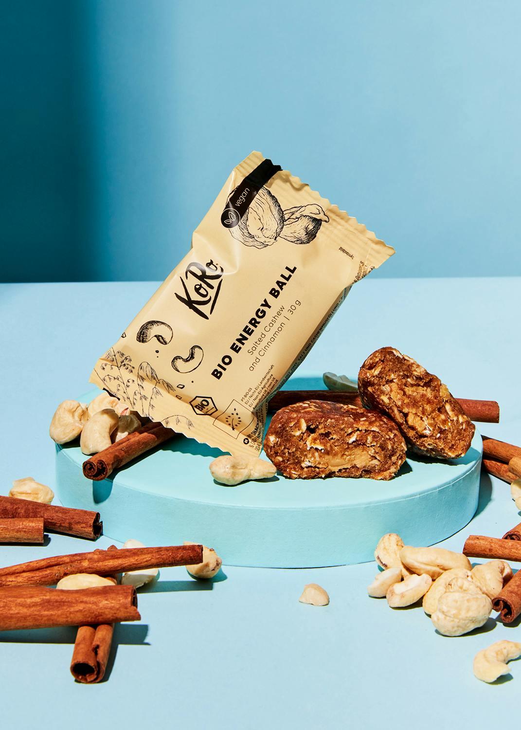 ein bio-energy-ball mit cashewkernen und zimtstangen