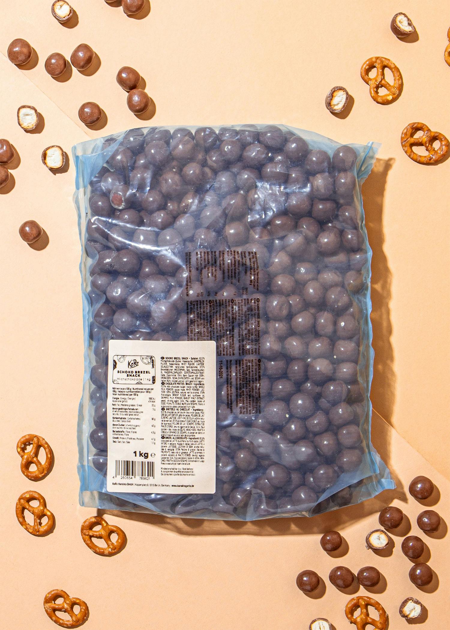 eine blaue Plastiktüte mit Schokoladenbeeren und Brezeln darauf