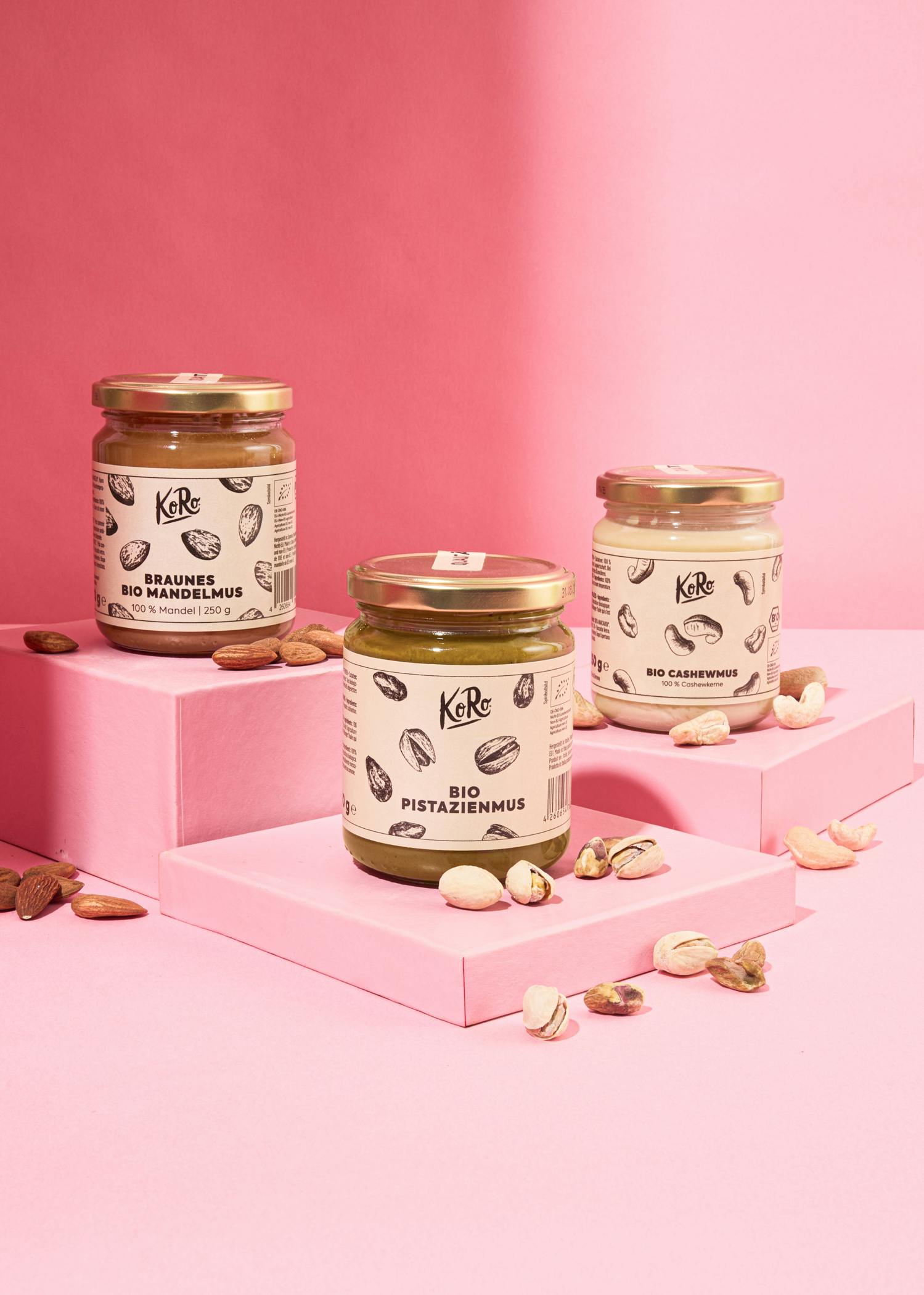 drei Kero-Produkte stehen auf einem rosa Ständer