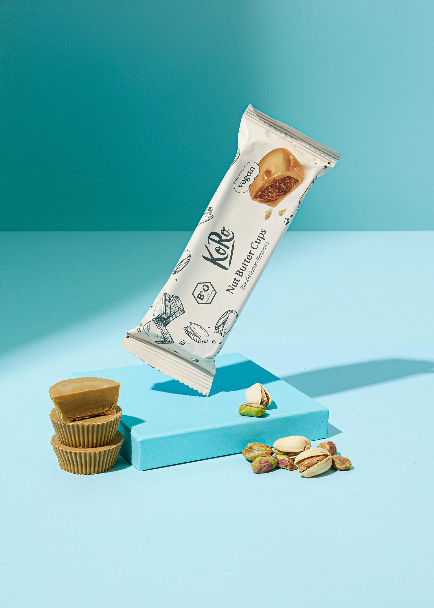eine verpackte Karamell-Butter-Crappe liegt auf einem blauen Tisch