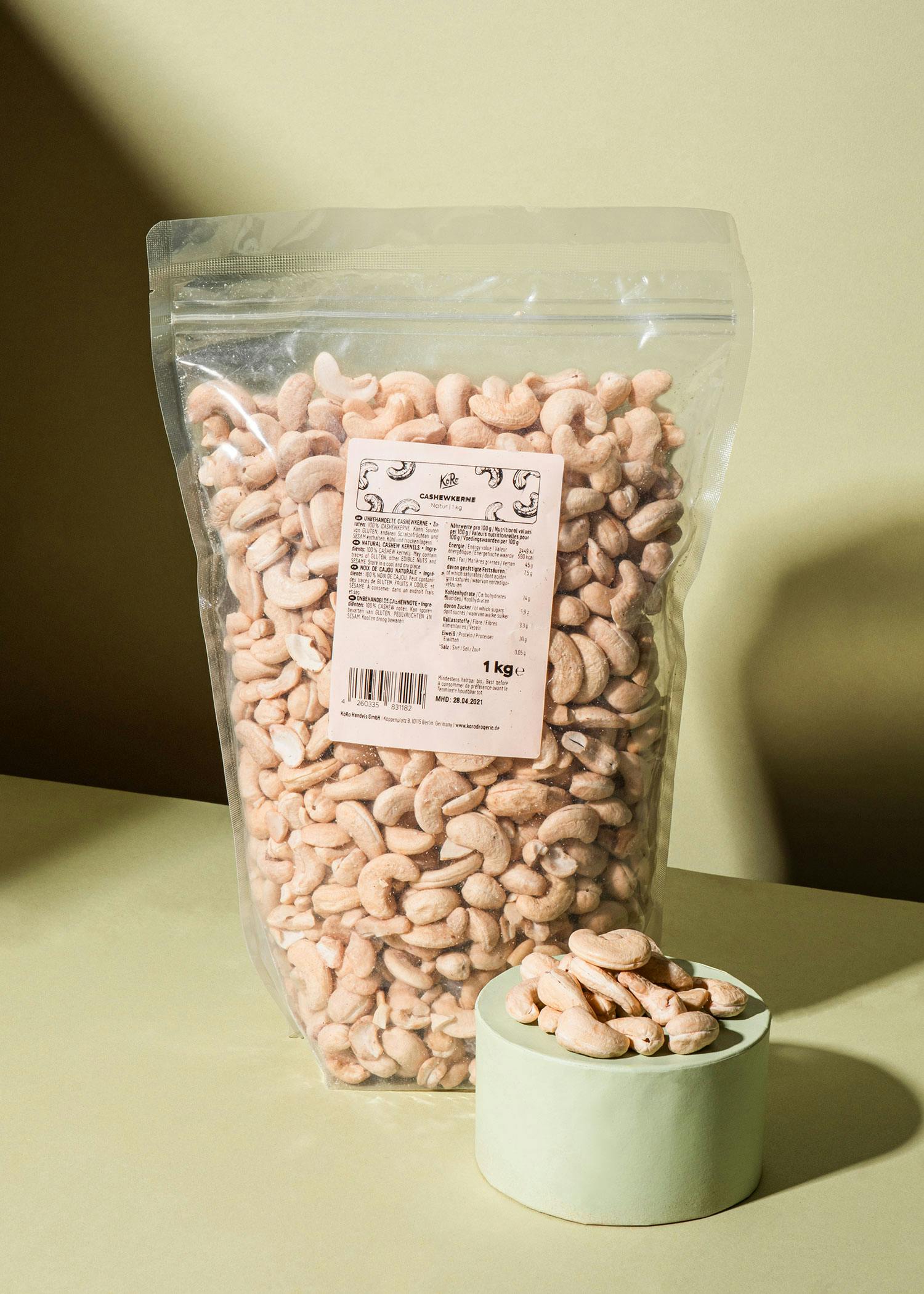 eine Plastiktüte mit Cashewnüssen steht auf einem Tisch
