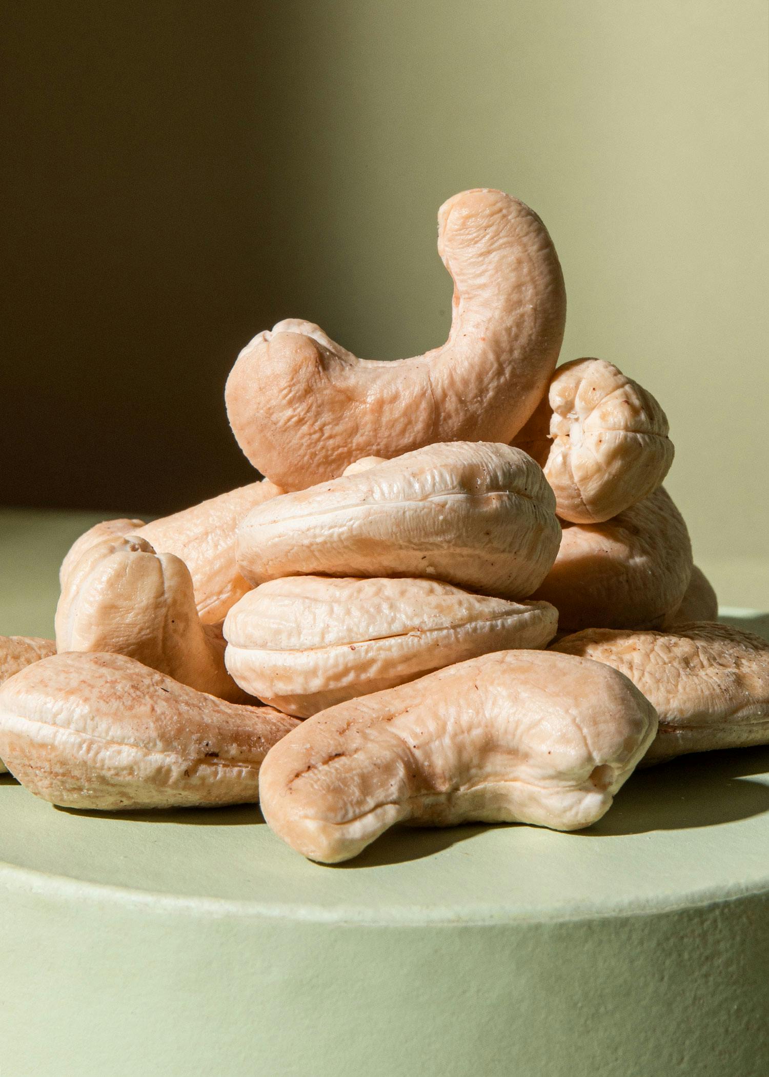 ein Haufen Cashewnüsse auf einem grünen Tisch
