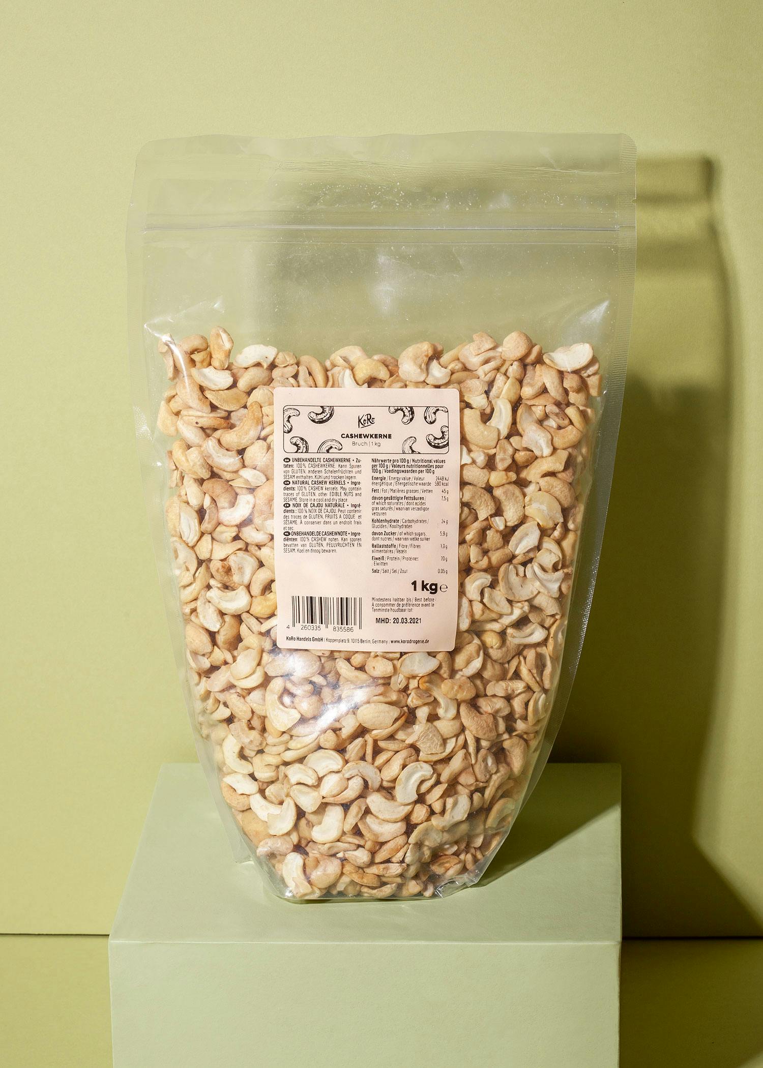 eine Plastiktüte mit cashewkernen steht auf einem grünen Ständer
