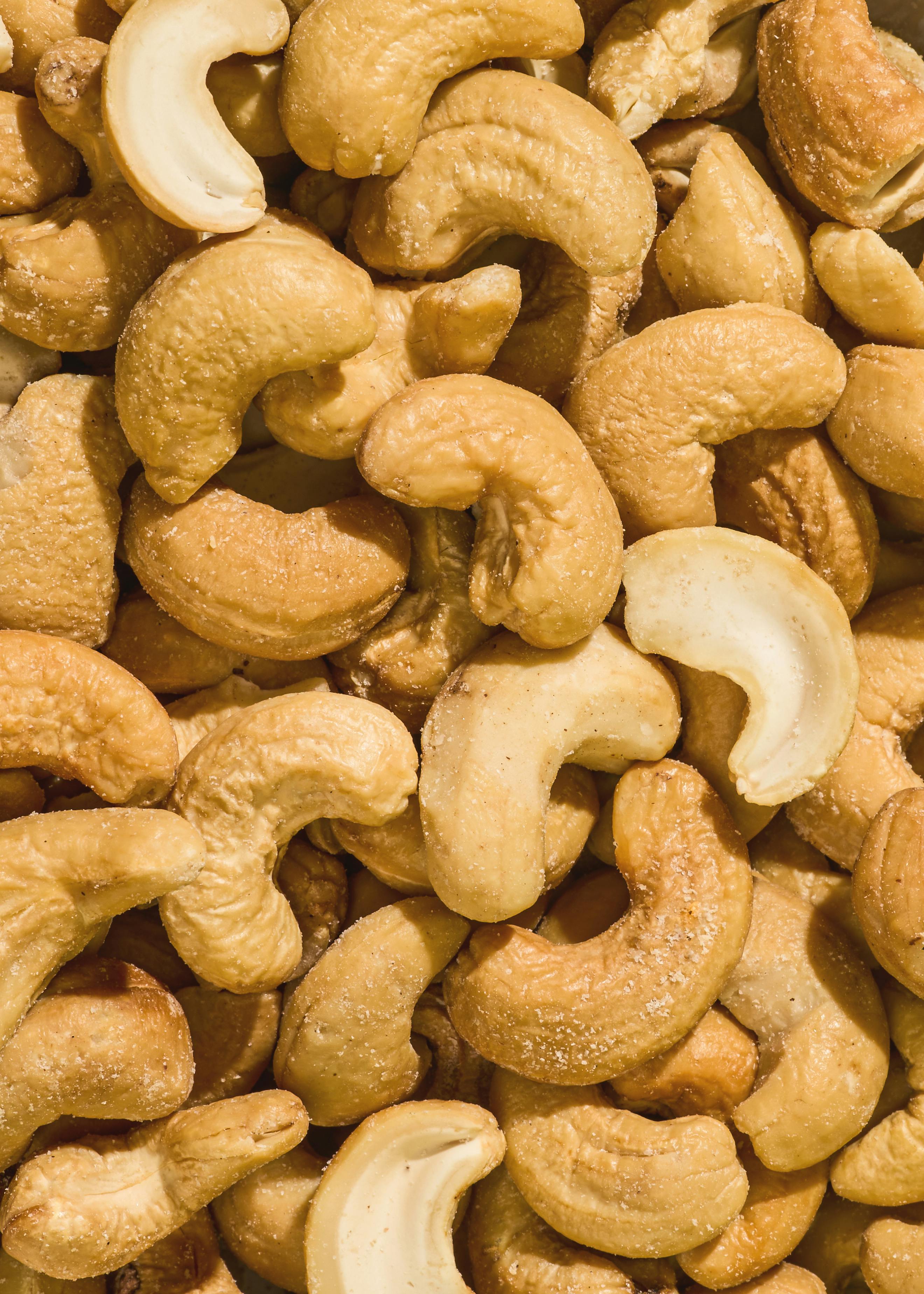eine Nahaufnahme einer Haufen Cashewnüsse