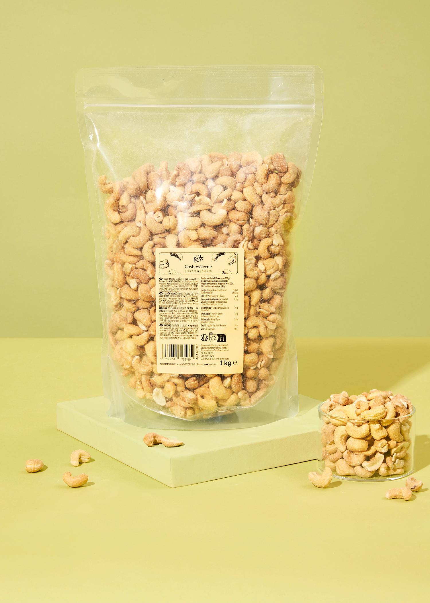 eine Plastiktüte mit Cashewnüssen steht auf einem Tisch