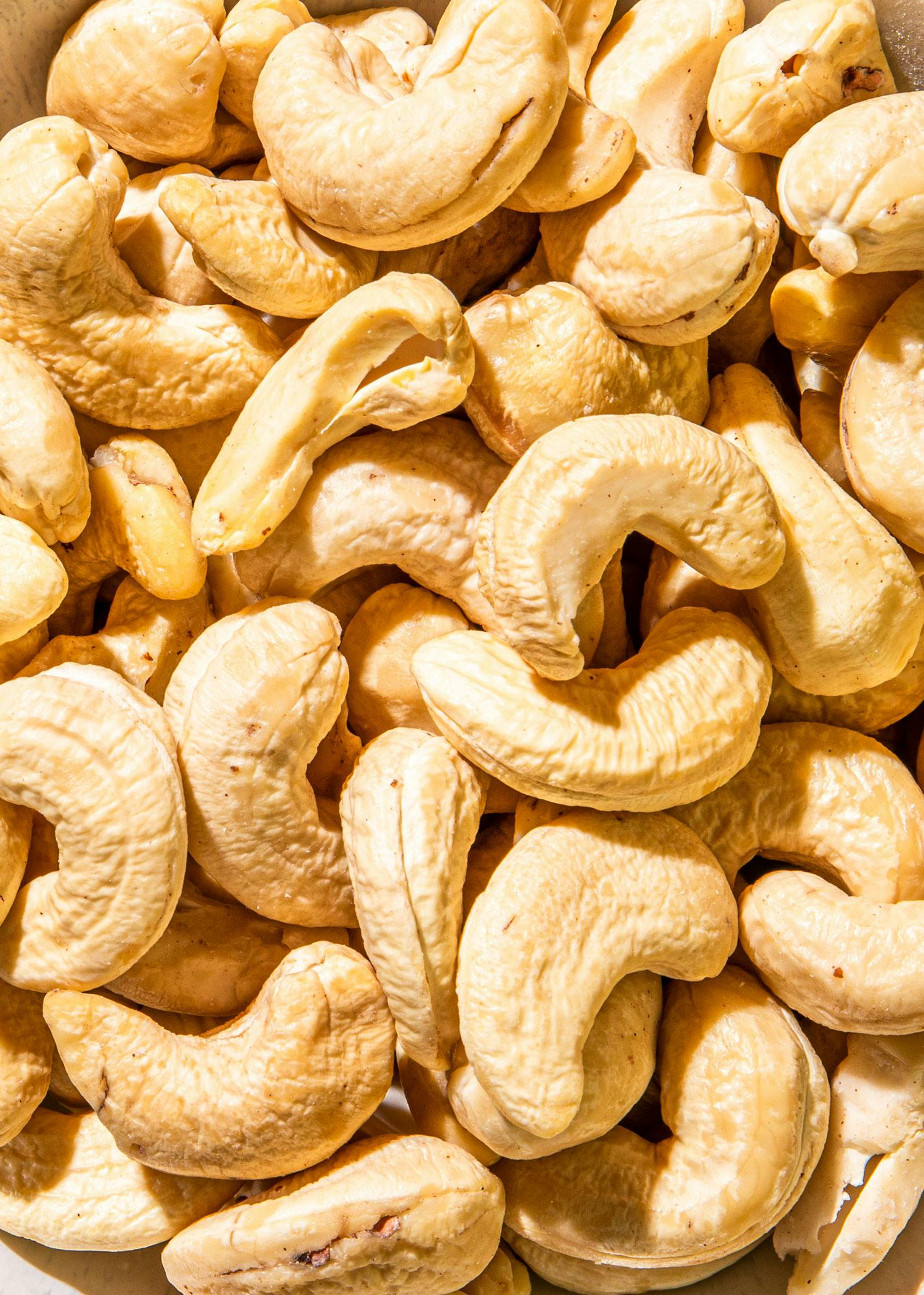 eine Nahaufnahme einer Haufen Cashewnüsse