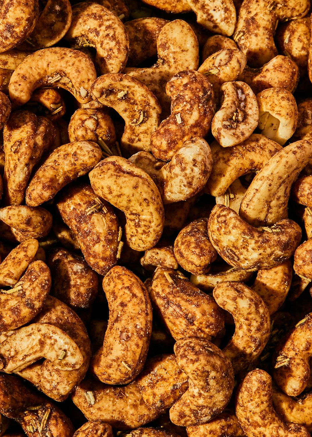 eine Nahaufnahme eines Haufens gesalzener Cashewnüsse