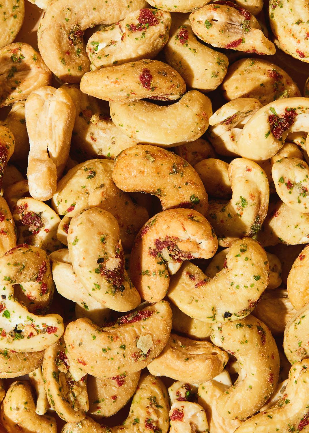 eine Nahaufnahme eines Haufens gerösteter Cashewnüsse