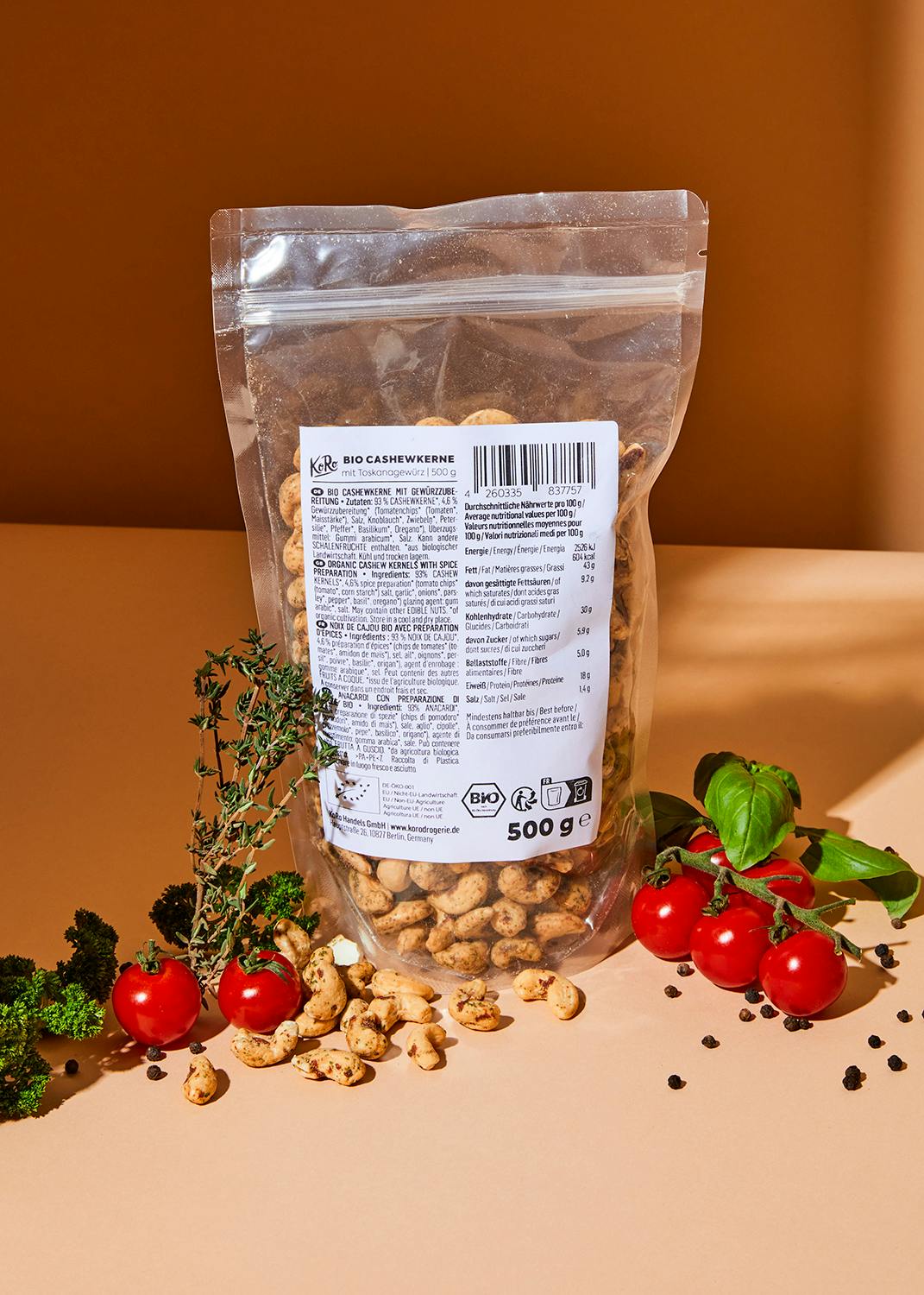 eine Plastiktüte mit Cashewnüssen steht auf einem Tisch