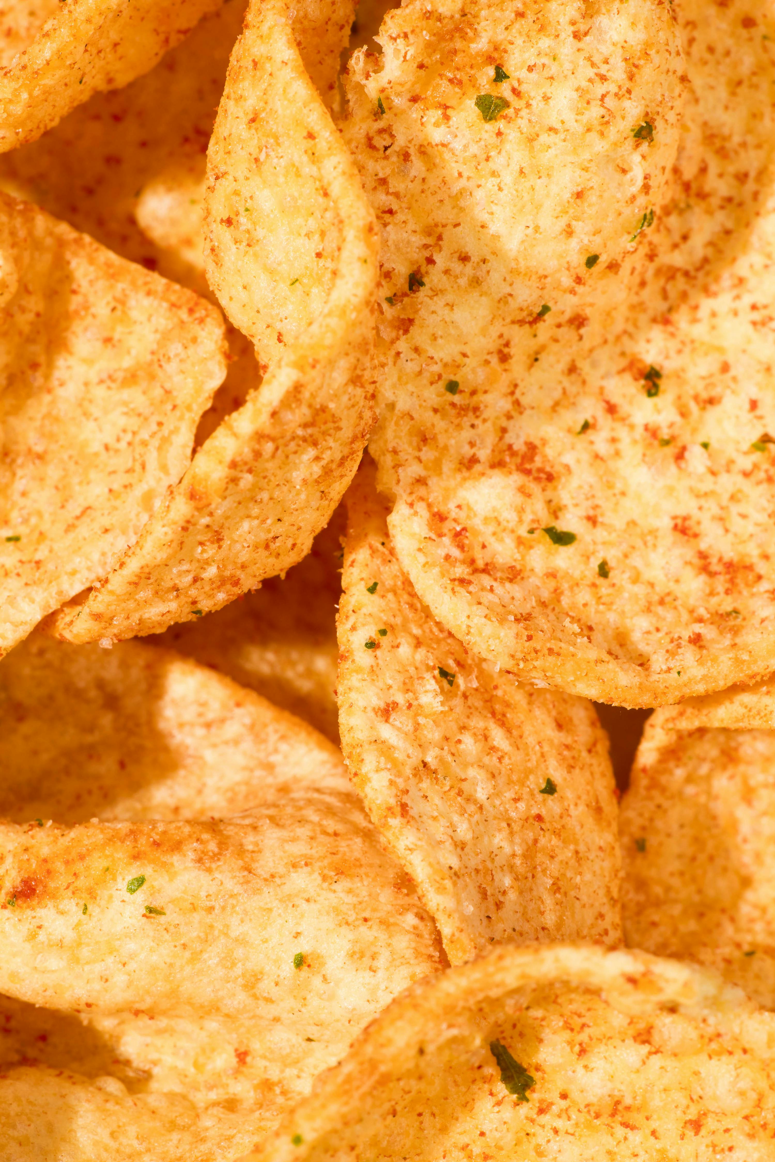 eine Nahaufnahme eines Haufens Kartoffelchips