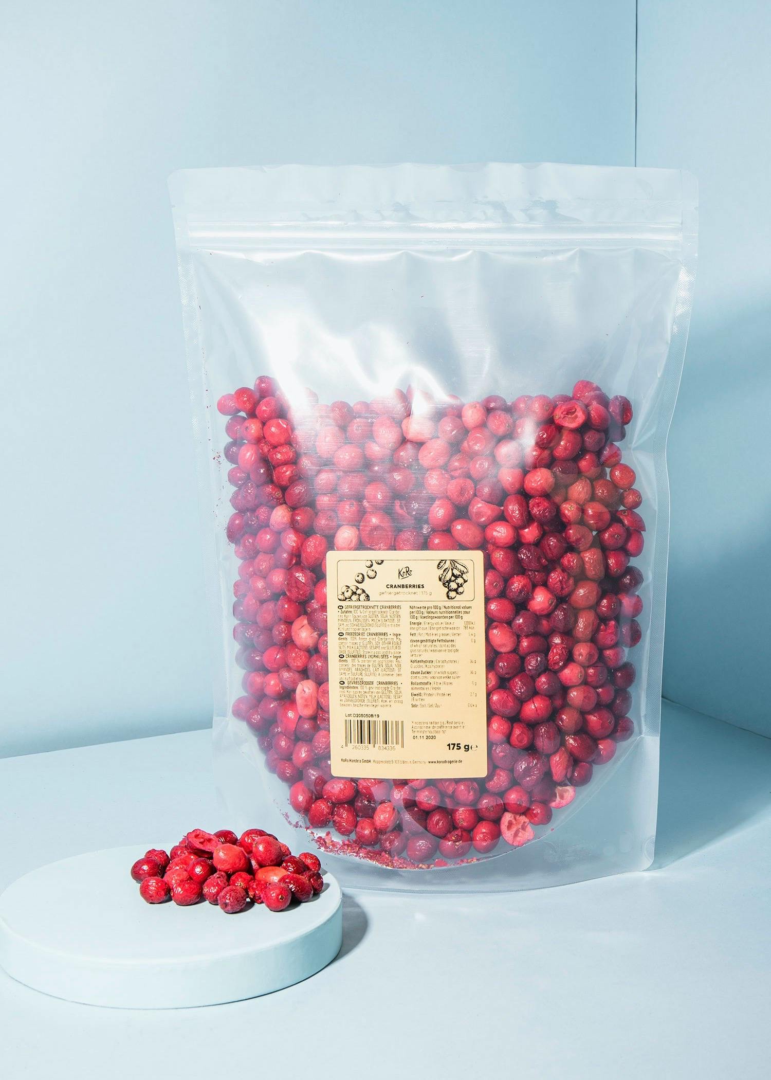 eine Plastiktüte mit Kirschen steht neben einem Haufen Kirschen