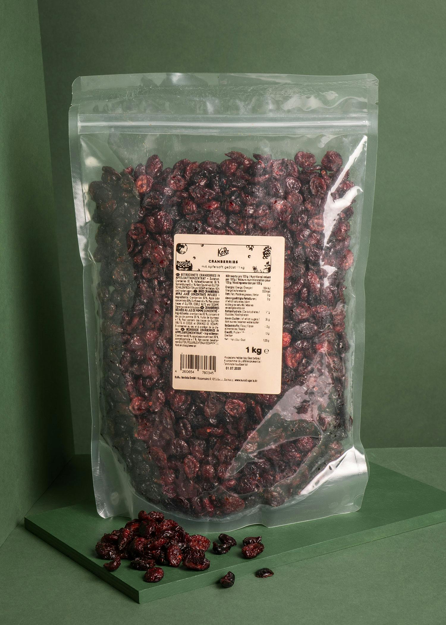 eine Plastiktüte mit getrockneten Preiselbeeren steht auf einem grünen Tisch