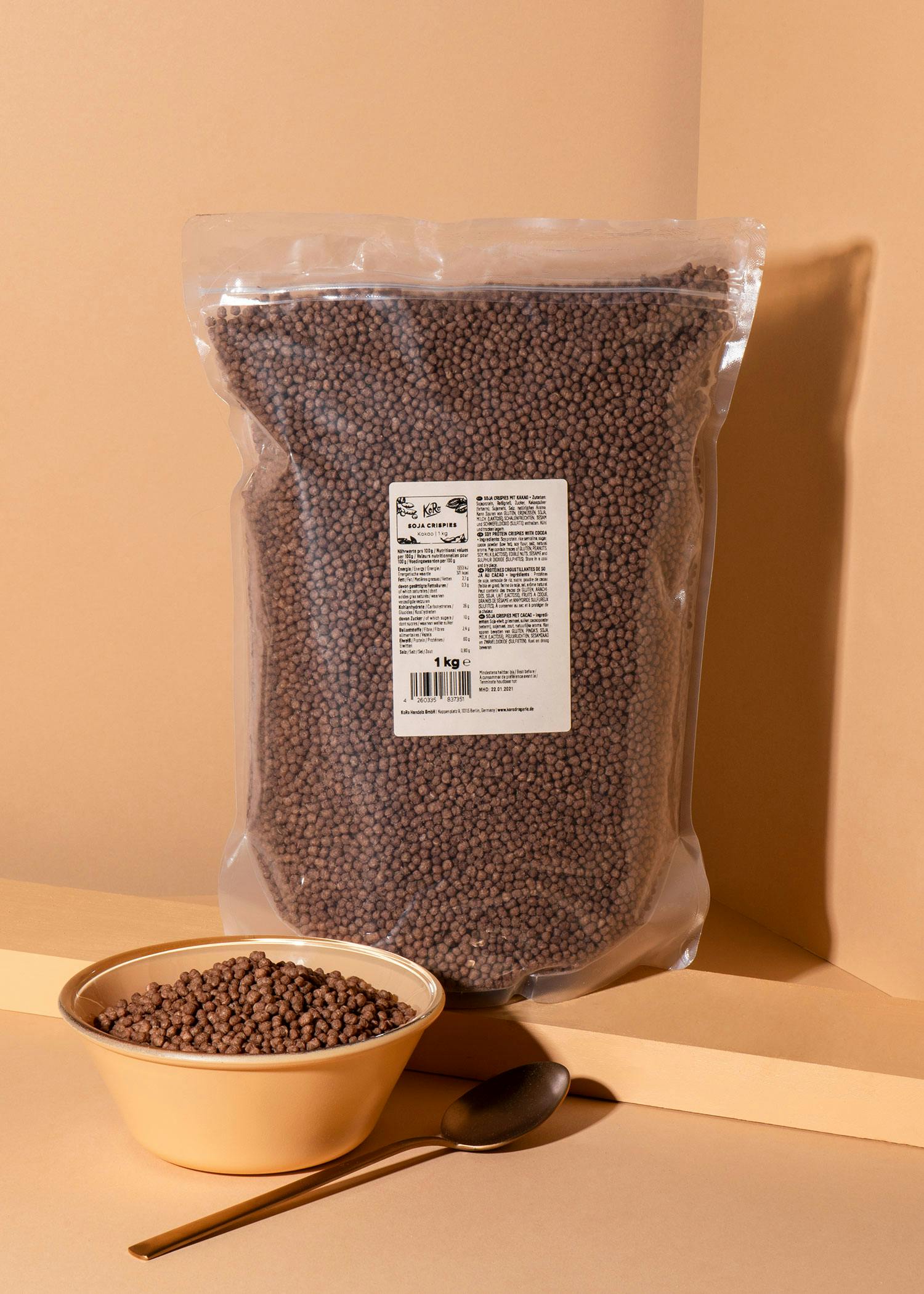 eine braune Schüssel mit Schokoladenkugeln neben einem Plastiksack mit Schokoladenkugeln