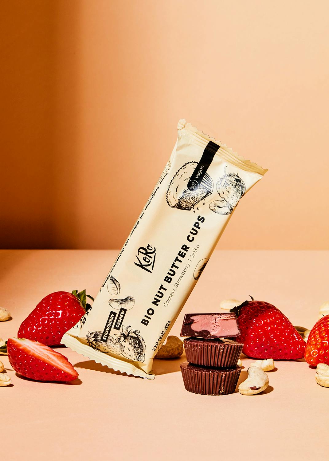 ein Stück Bio-Nüssebuttercups mit Erdbeeren darauf