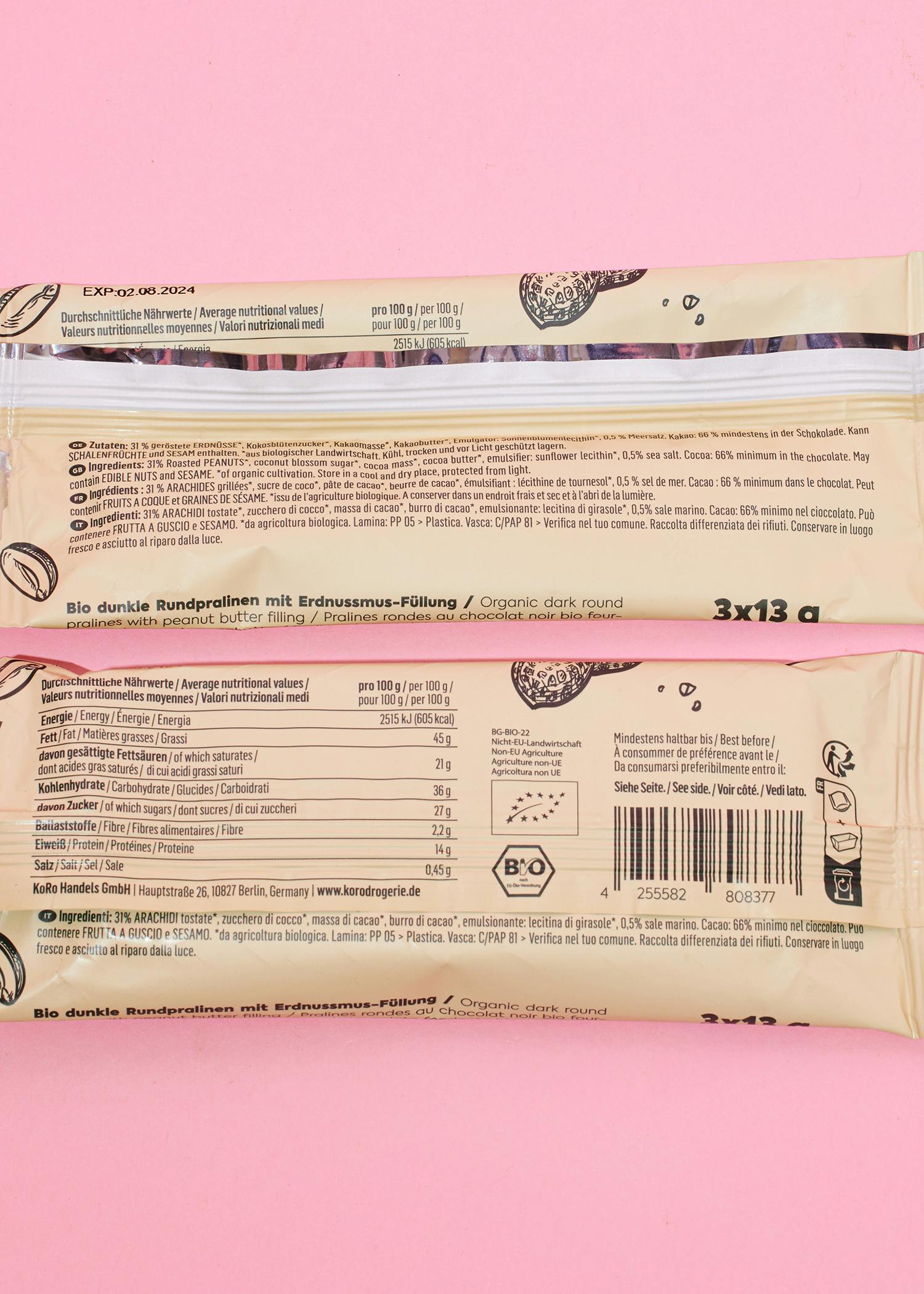 die rückseite einer packung bio dunkle rundpralinen mit erdnussmus-füllung