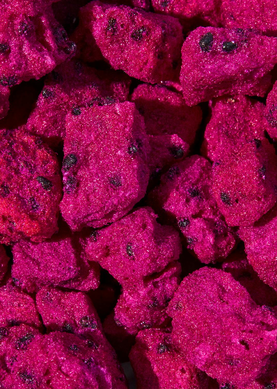 ein Haufen pinkfarbener Steine mit schwarzen Flecken