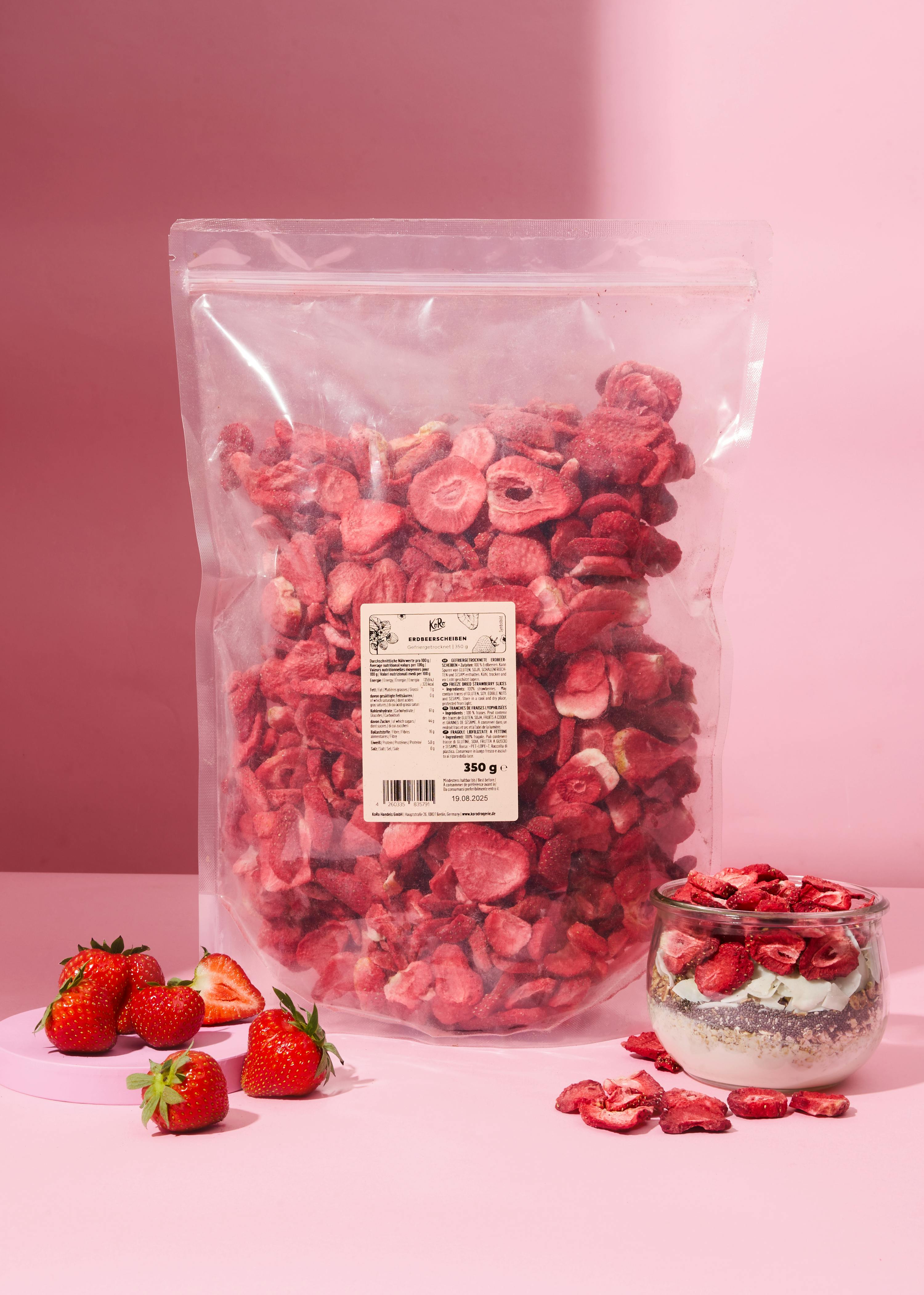 ein Plastikbeutel mit getrockneten Erdbeeren steht auf einem Tisch