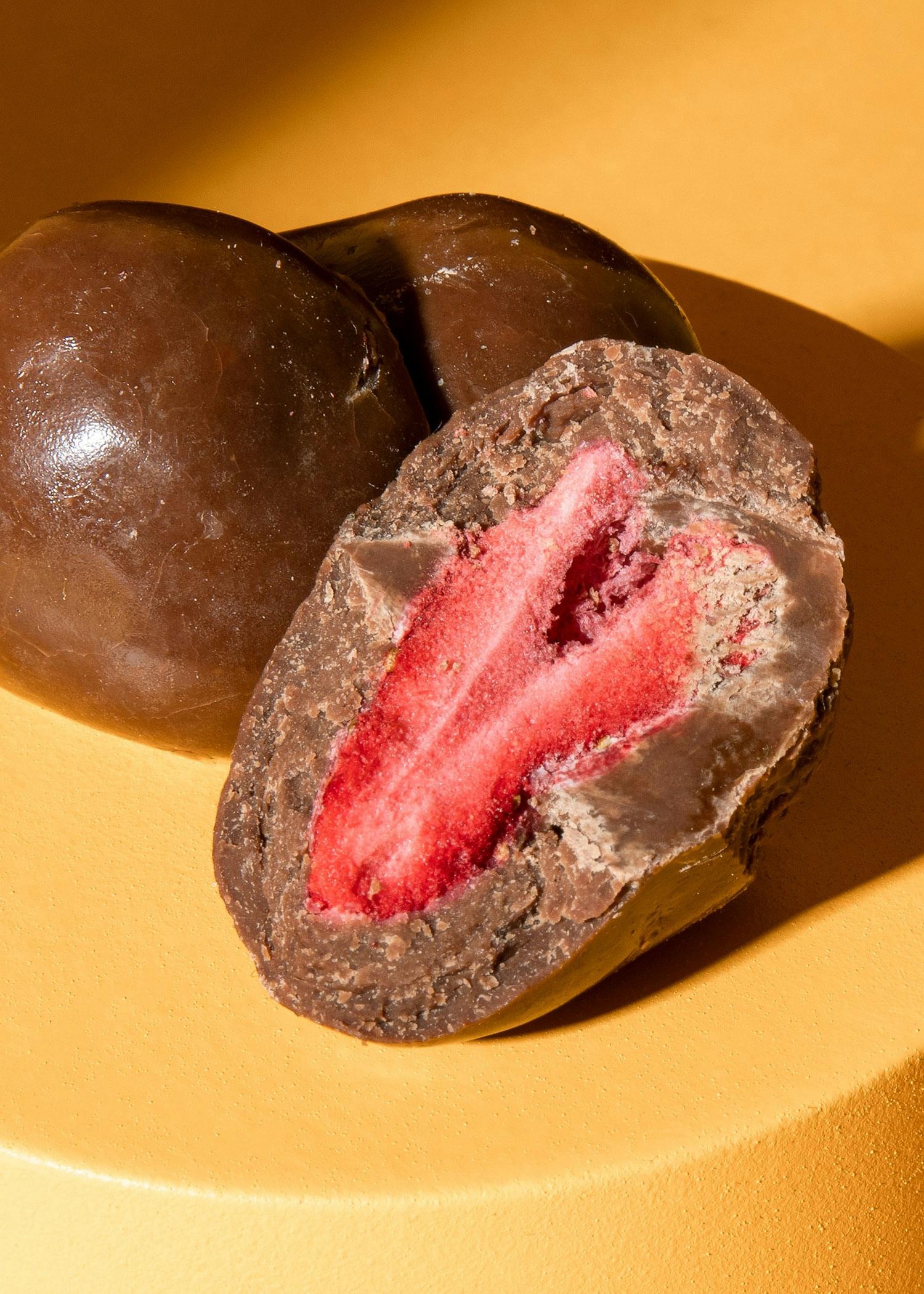 ein Stück Schokolade mit einer Erdbeere darauf