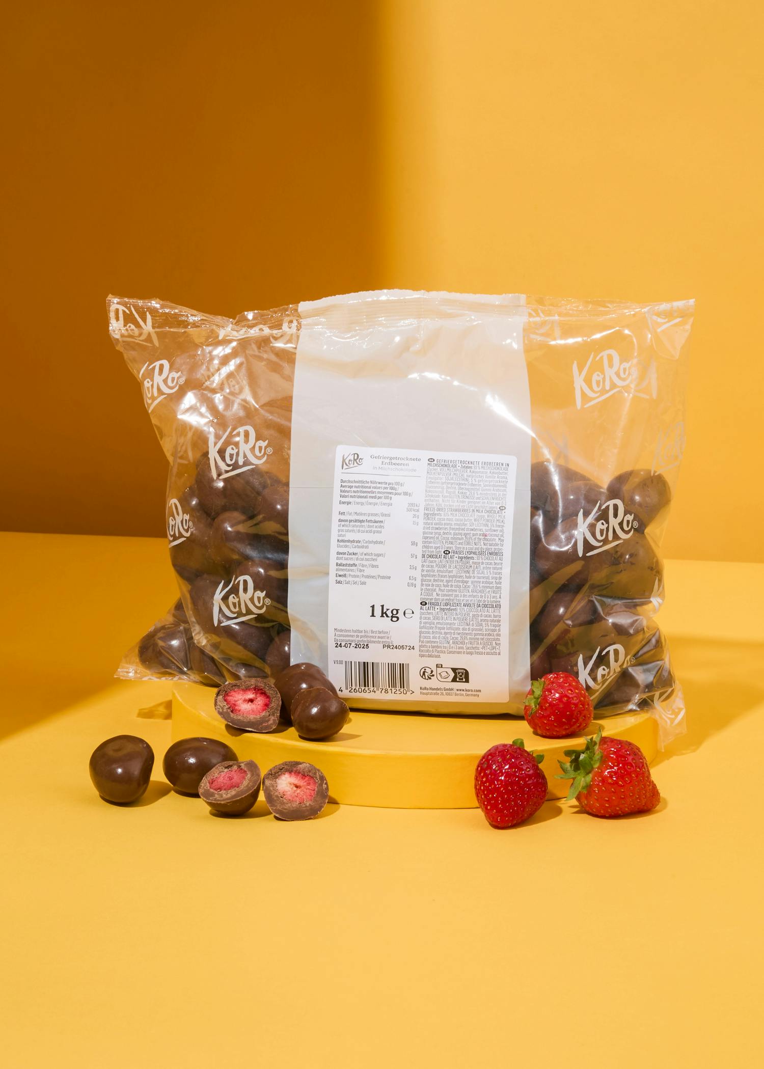 eine Tüte Schokoladenüberzogene Erdbeeren steht neben Erdbeeren