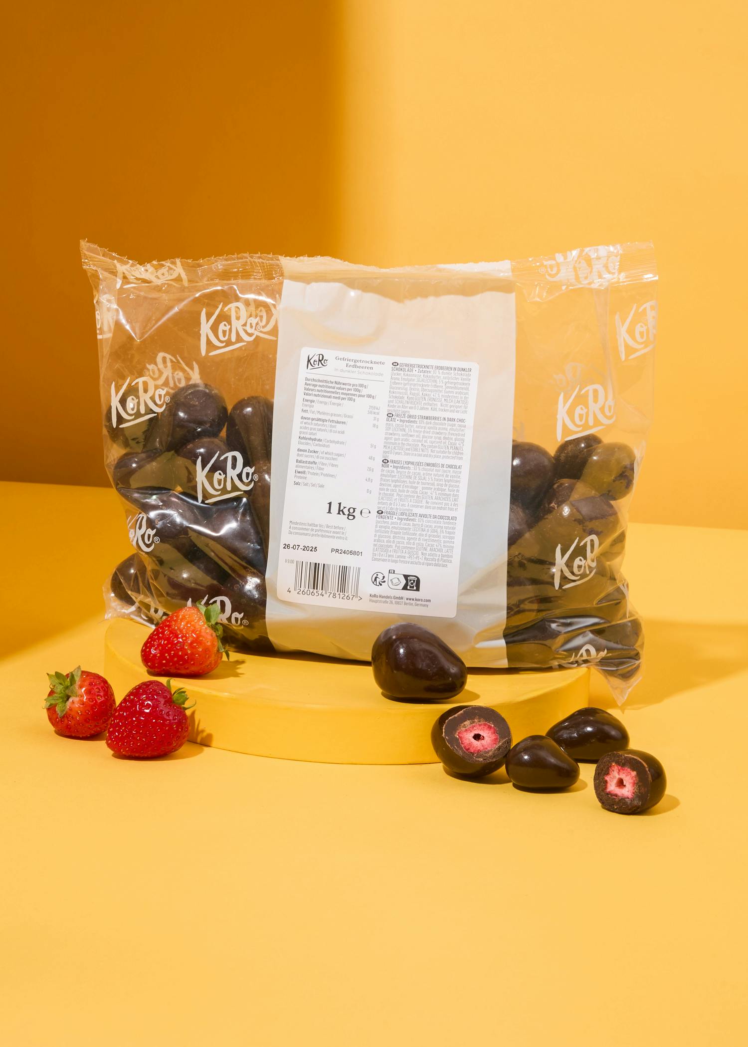 eine Tüte Schokolade mit Erdbeeren darauf liegt auf einem Tisch