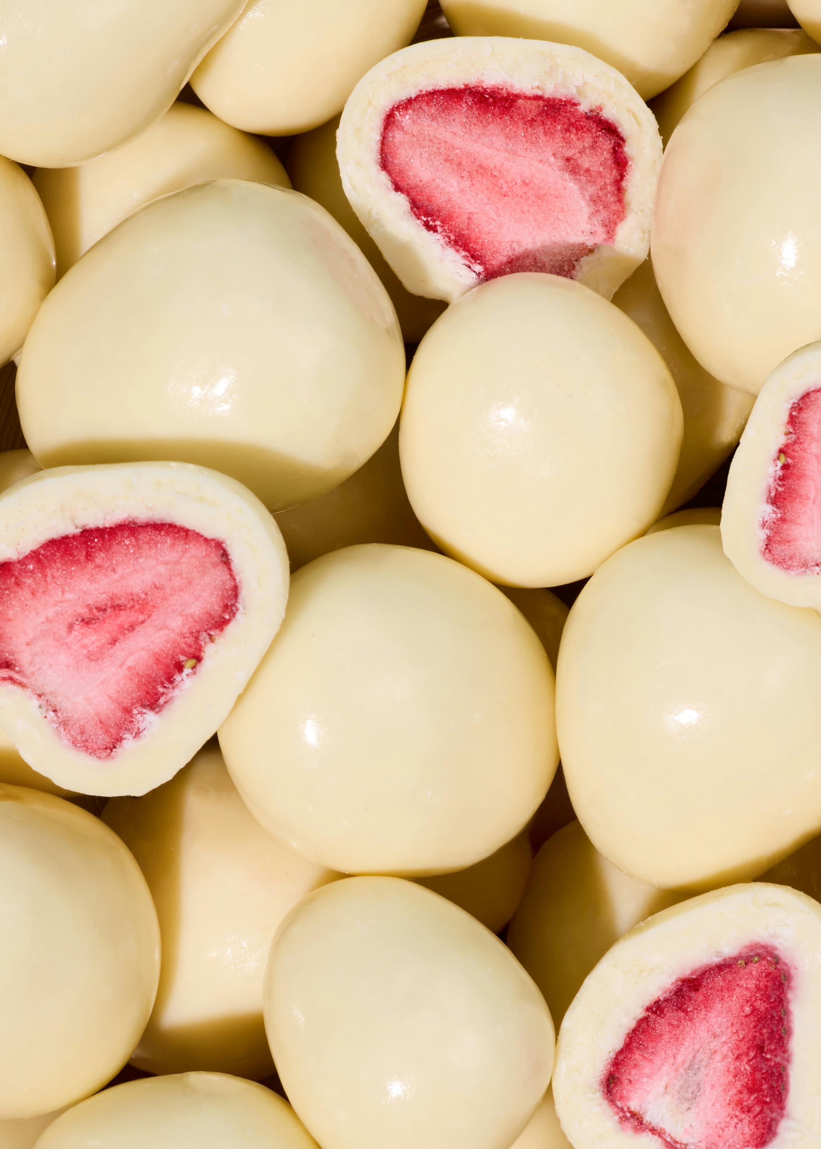 ein Haufen Erdbeeren in weißer Schokolade