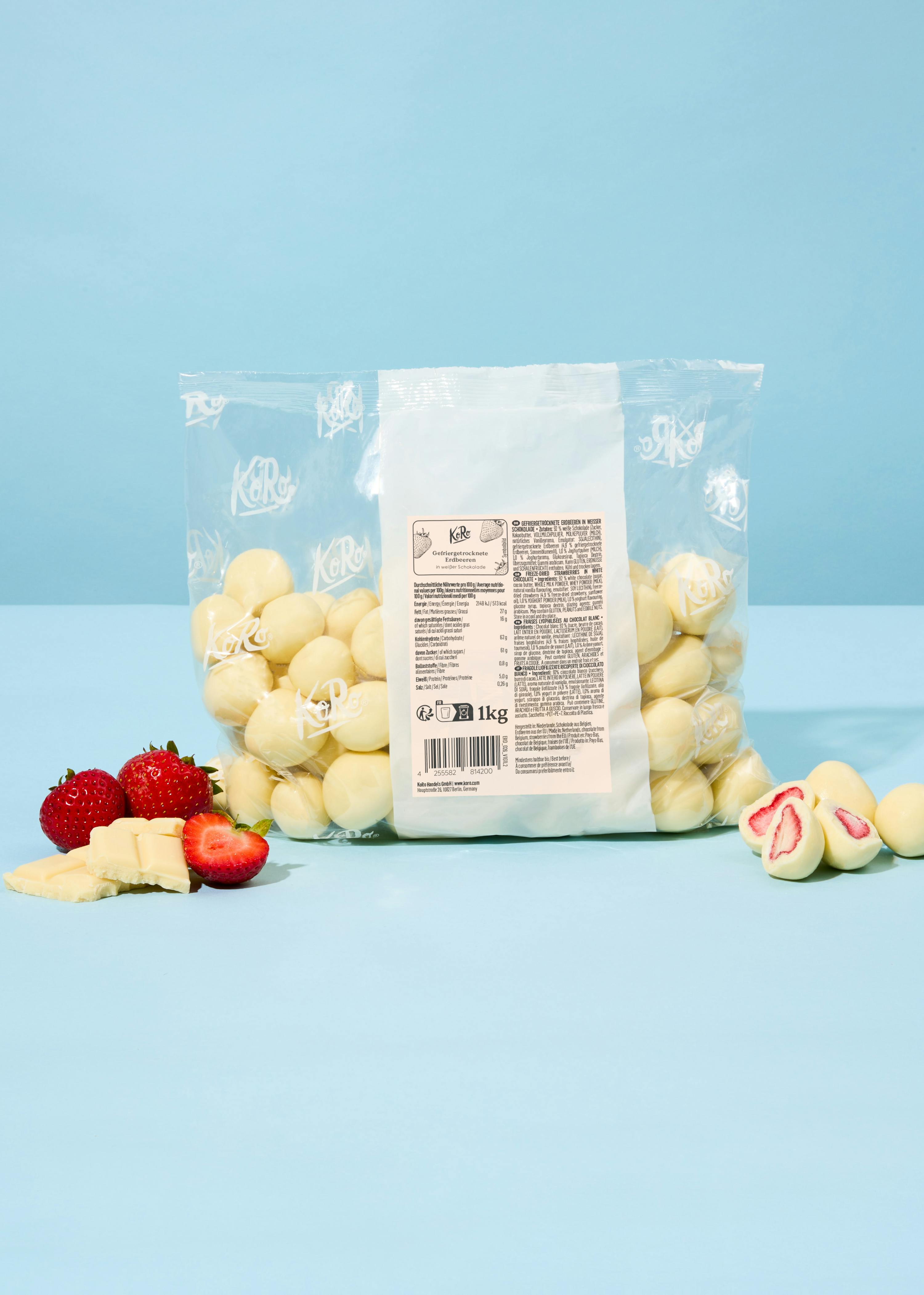 eine Tüte weißer Schokolade mit Erdbeeren darauf