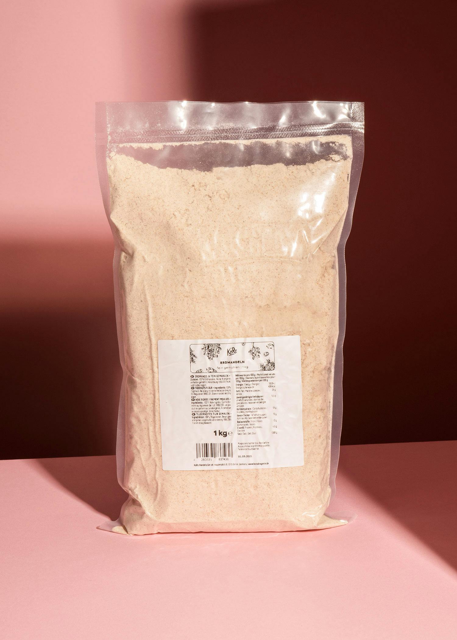 eine Plastiktüte mit einem Gewicht von 1 kg steht auf einem Tisch