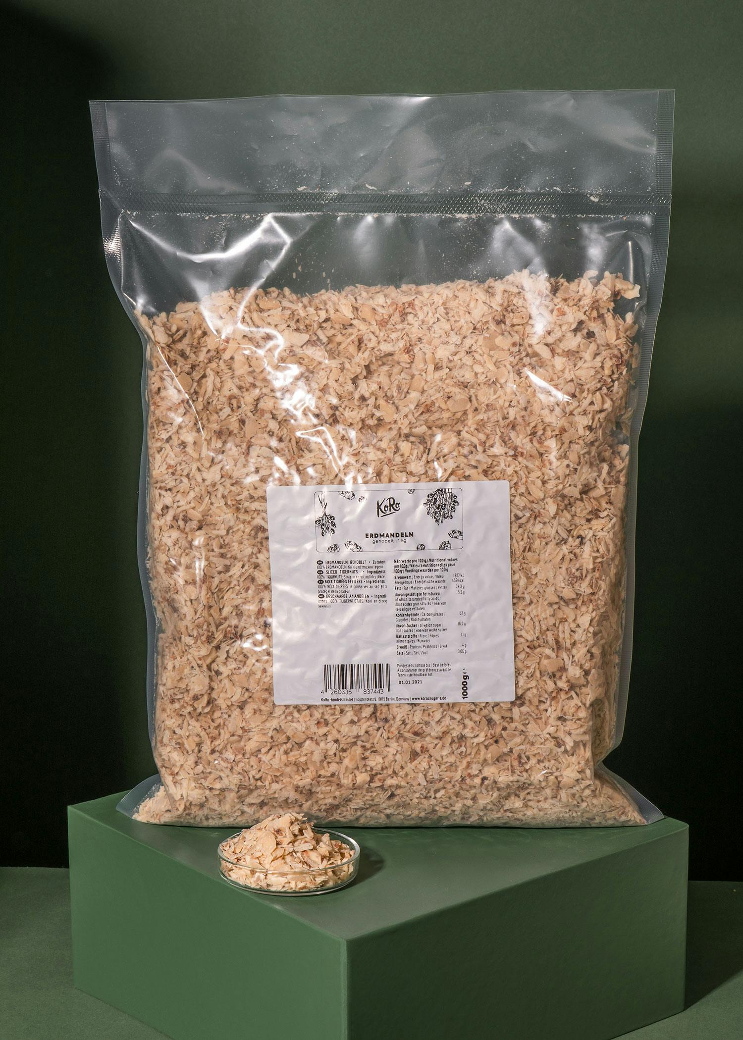 eine Plastiktüte mit Haferflocken steht auf einem grünen Tisch