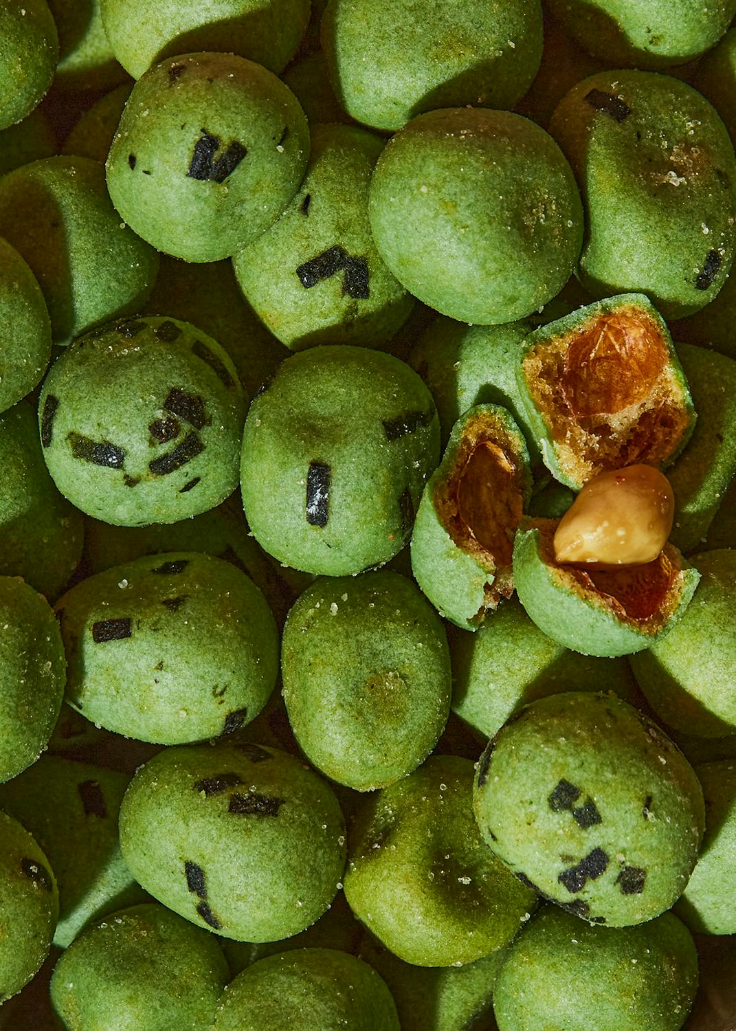 eine Nahaufnahme eines Haufens grüner Erdnüsse