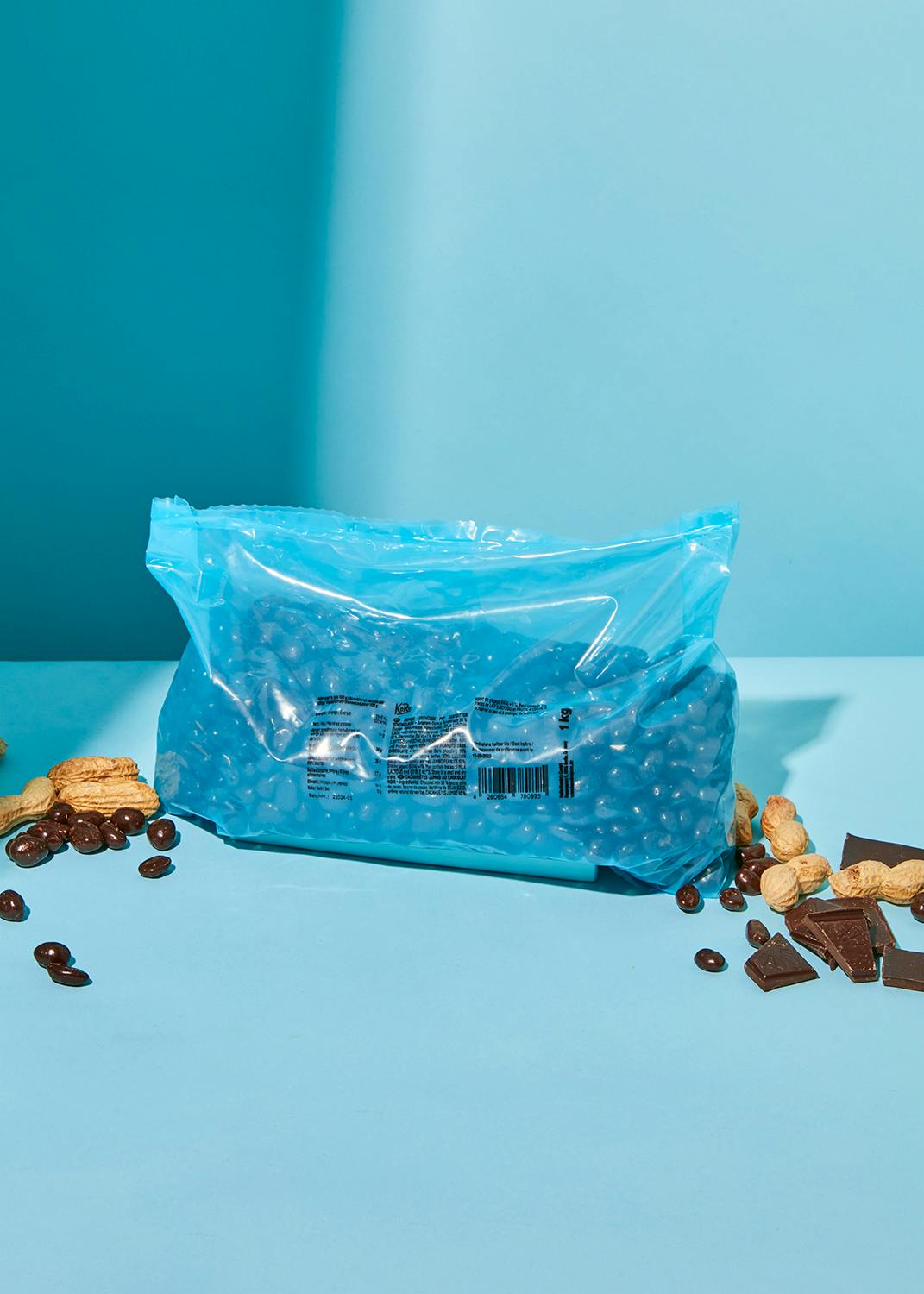eine blaue Plastiktüte mit Erdnüssen und Schokoladenstücken