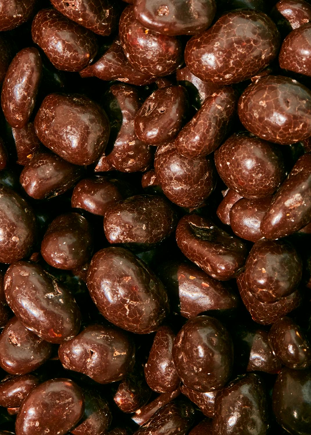 eine Nahaufnahme einer Haufen Schokoladenbeeren